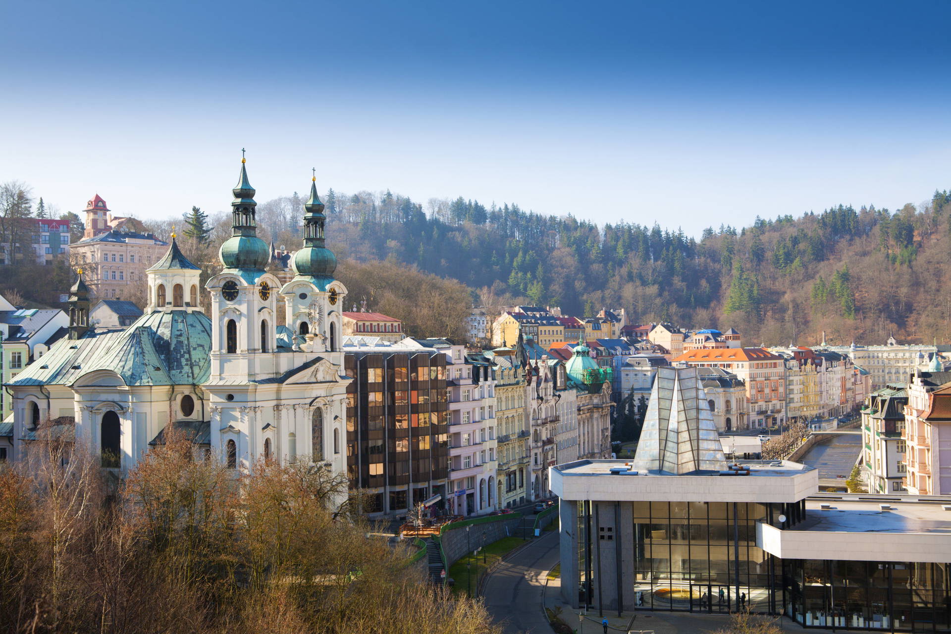 Panorama Karlowych Warów z widoczną cerkwią św. Piotra i Pawła.