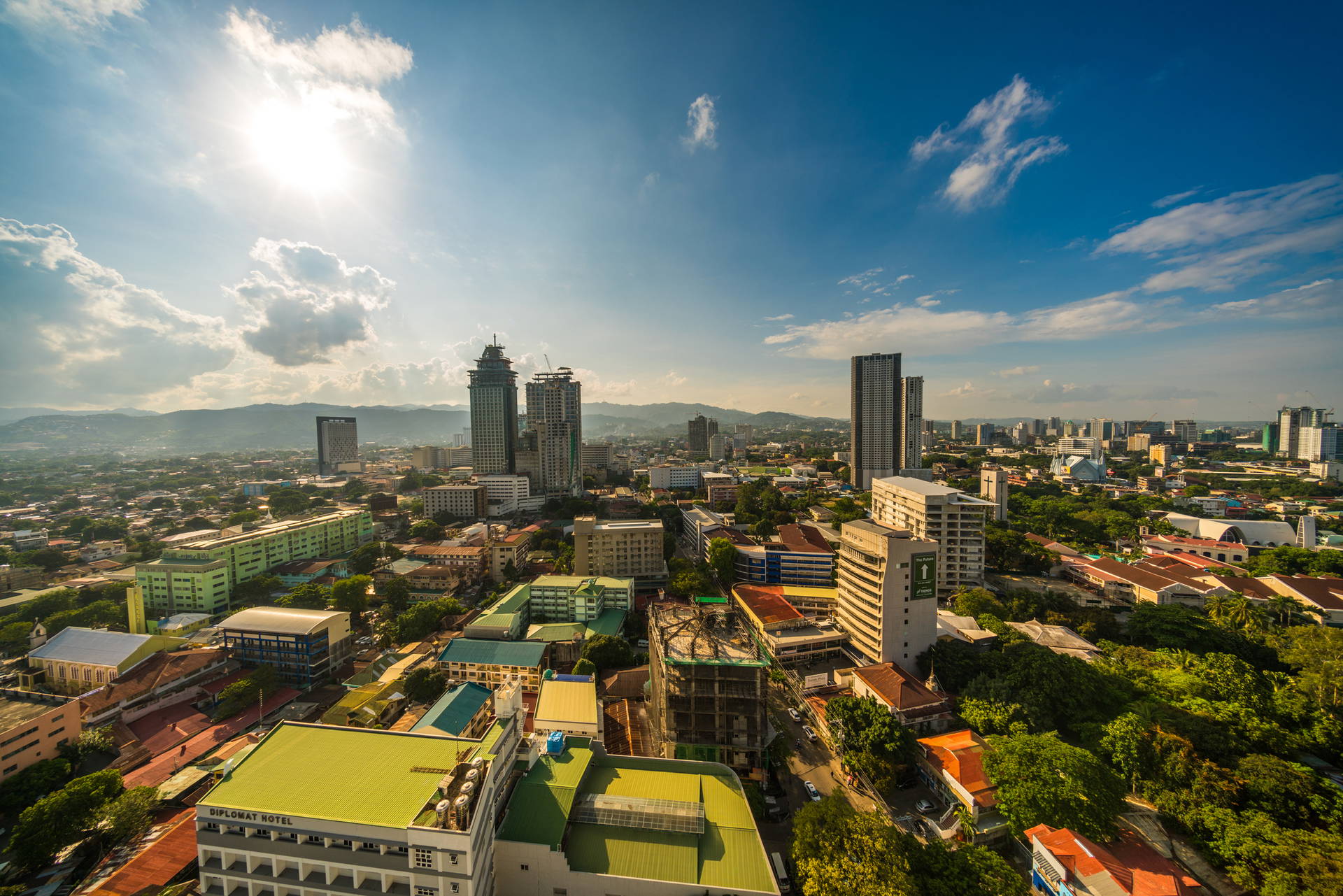 Panorama miasta Cebu na Filipinach w słoneczny dzień.
