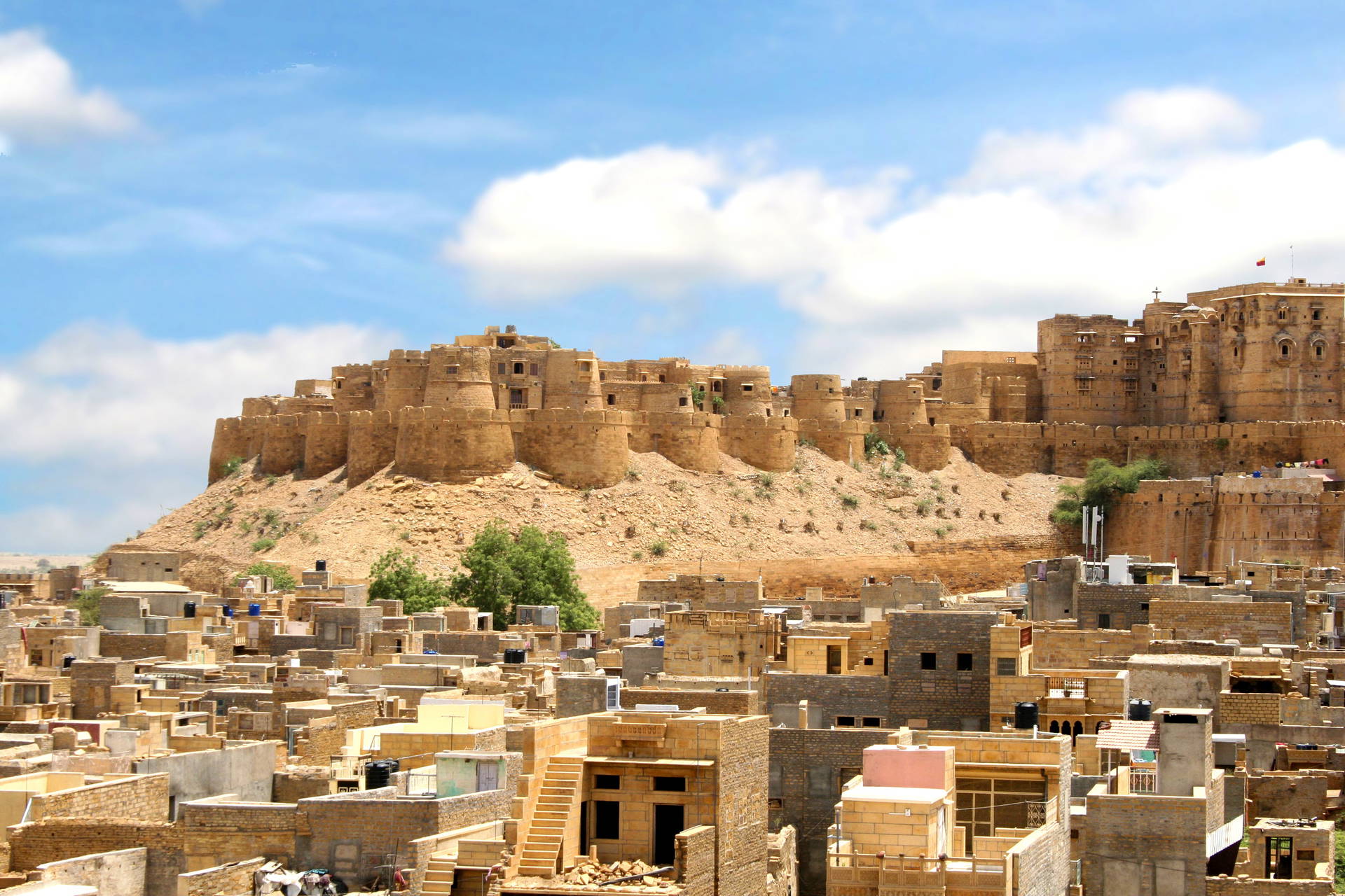 Fort Jaisalmer z widokiem na miasto w Indiach.