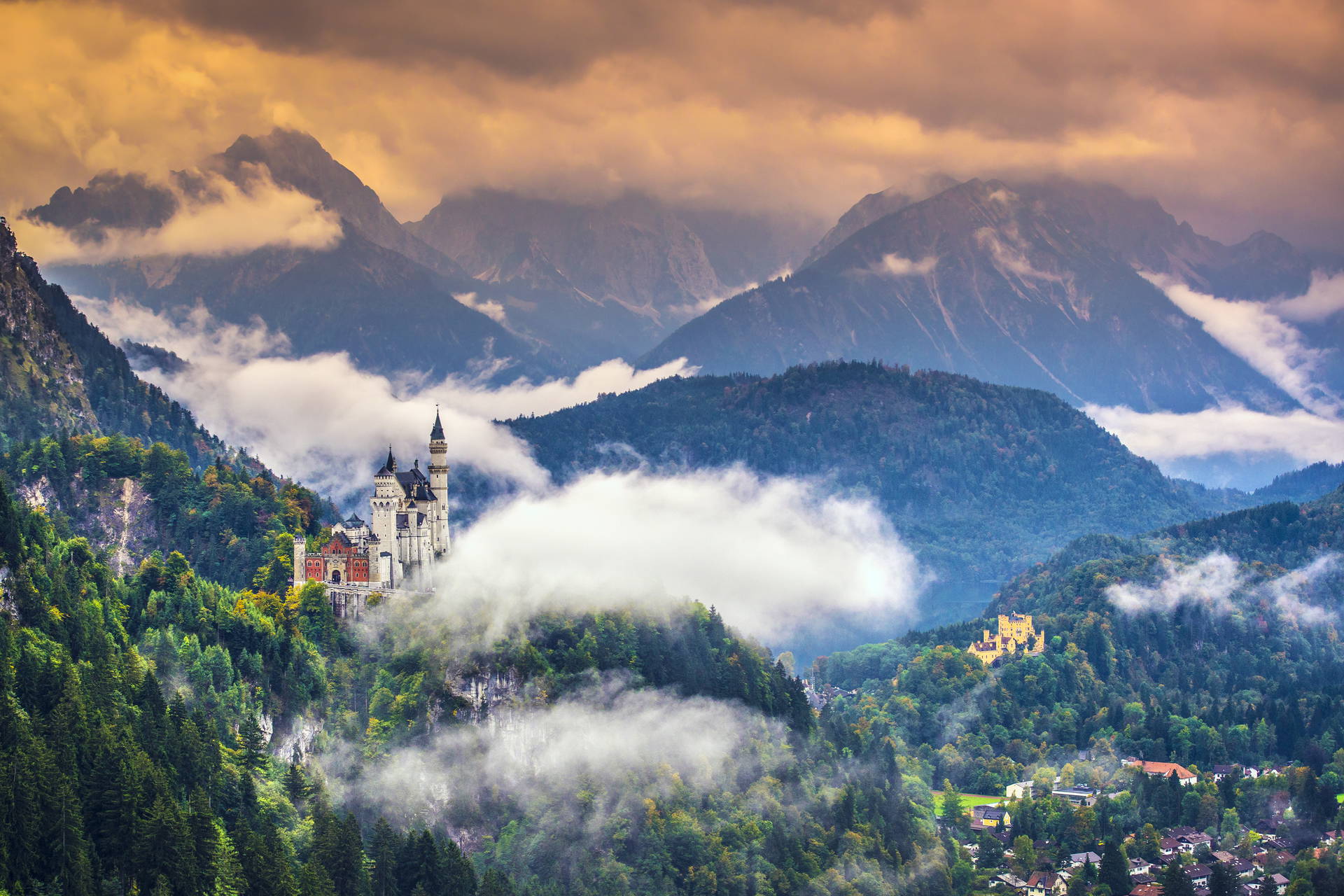 Zamek Neuschwanstein w górach.