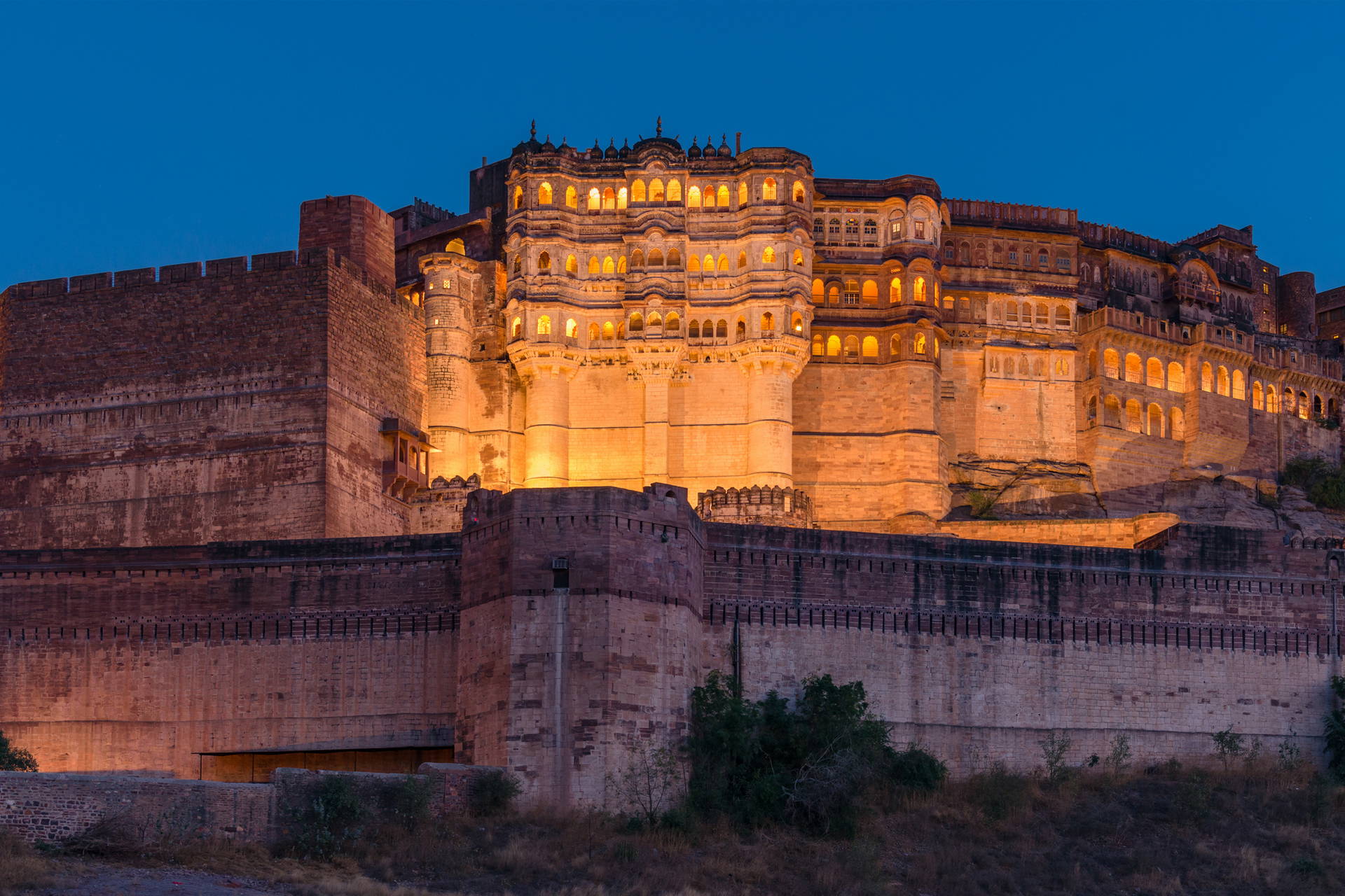 Nocny widok na fort Mehrangarh w Jodhpurze.
