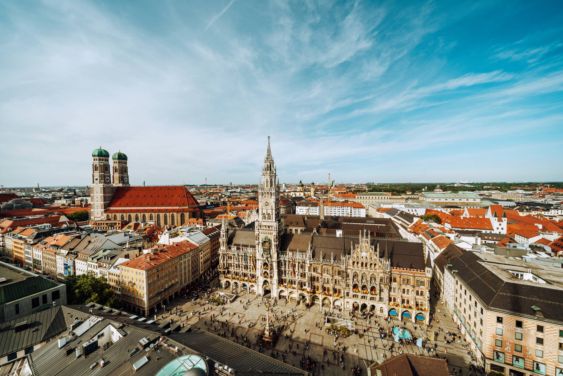Panorama Monachium z Nowym Ratuszem i Kościołem Mariackim w tle.