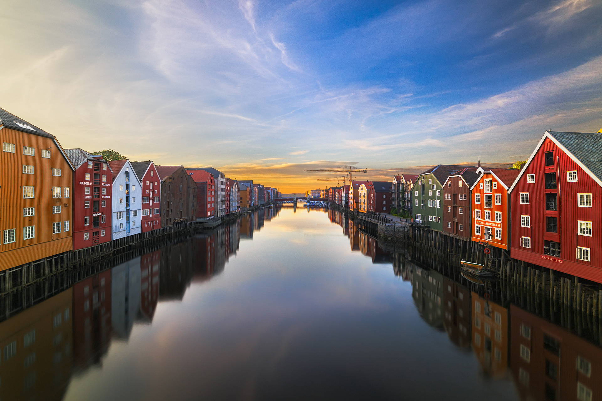 Kolorowe budynki nad wodą w Trondheim, Norwegia.