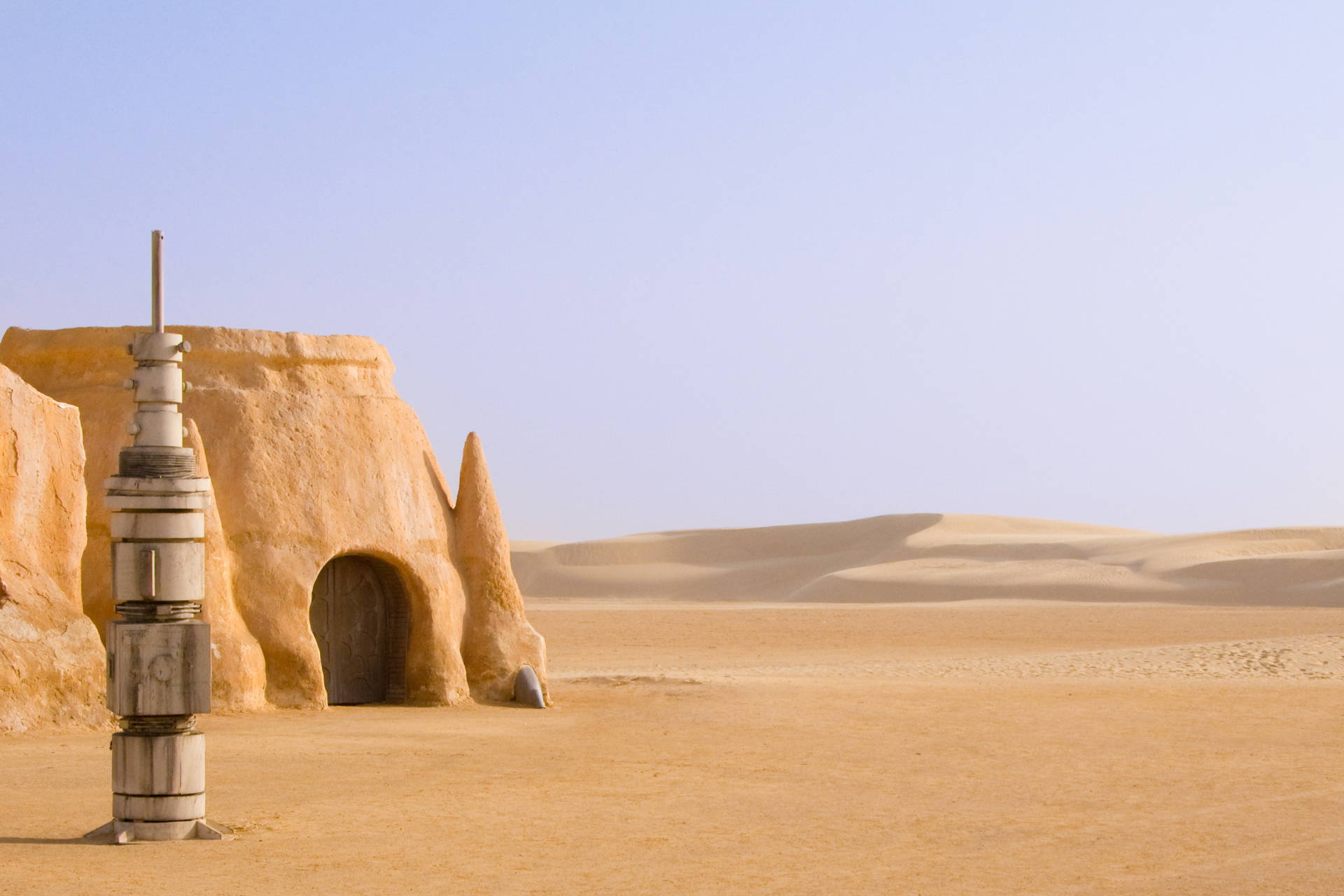 Budynek w stylu Tatooine na pustyni.