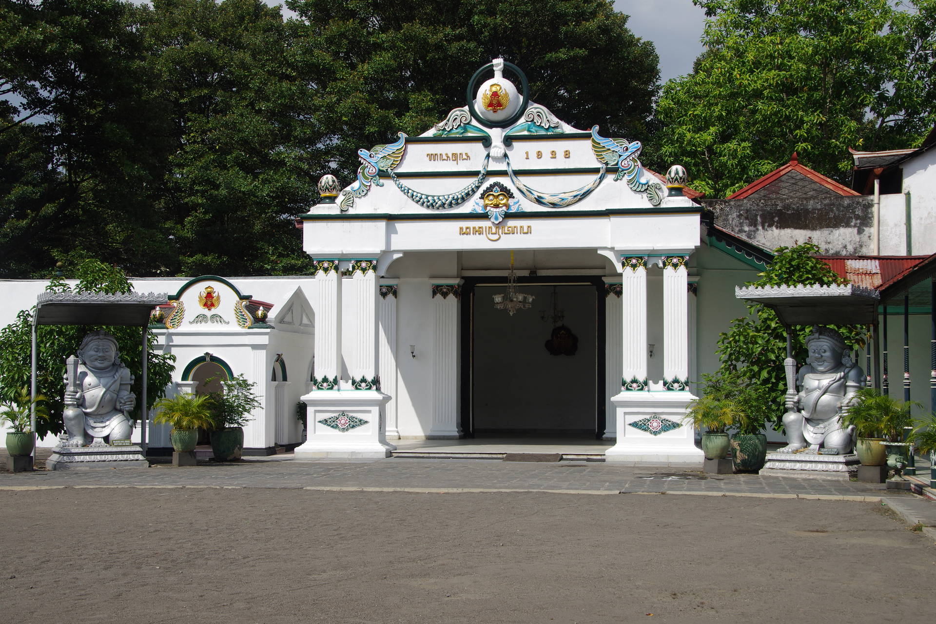Brama wejściowa do Pałacu Pakualaman w Yogyakarcie, Indonezja.