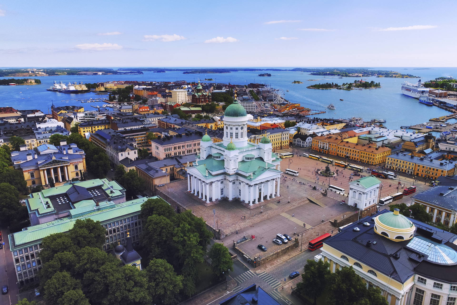 Panorama Helsinek z katedrą w tle.