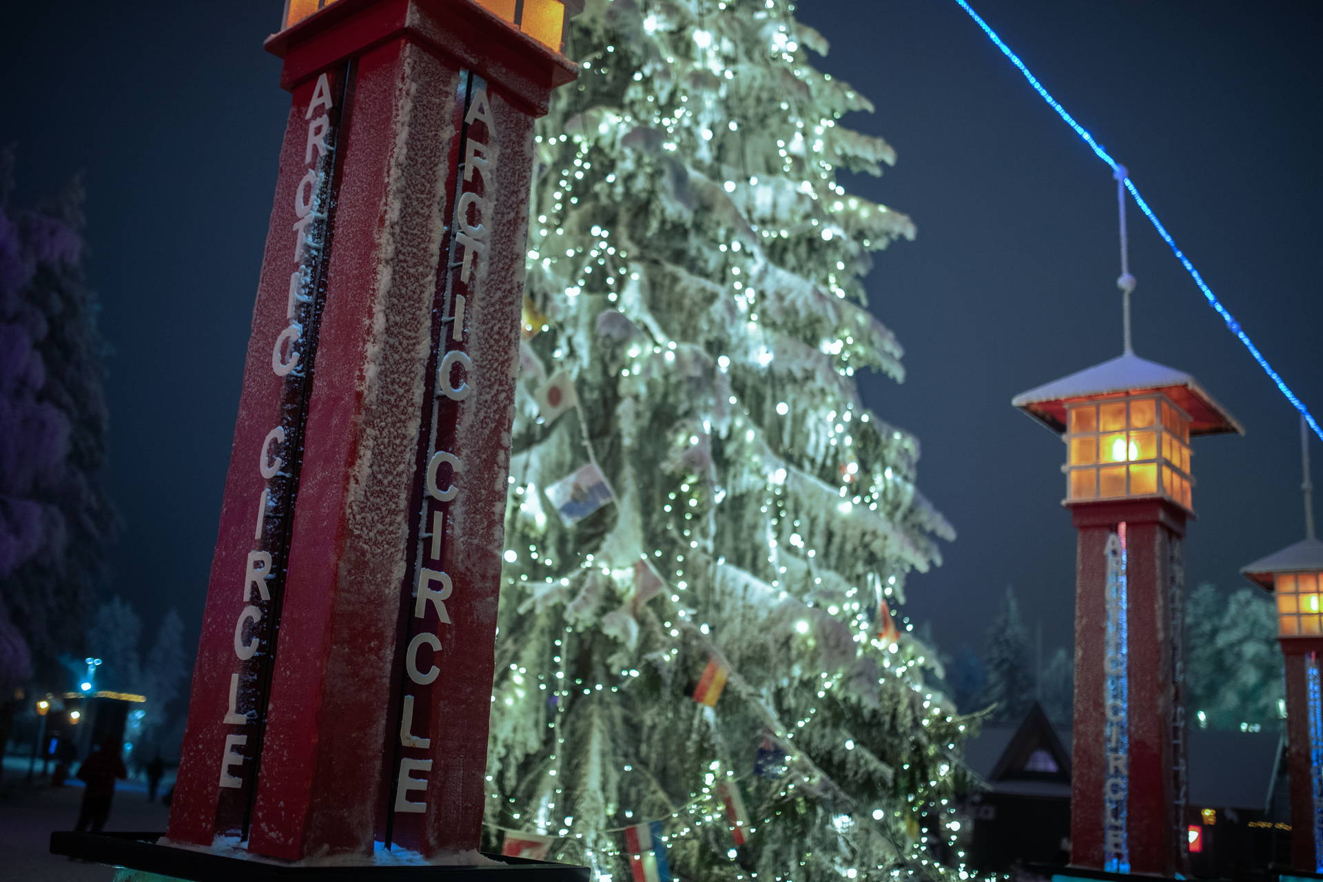 Znak Koła Podbiegunowego ze świąteczną choinką w Rovaniemi, Laponia.