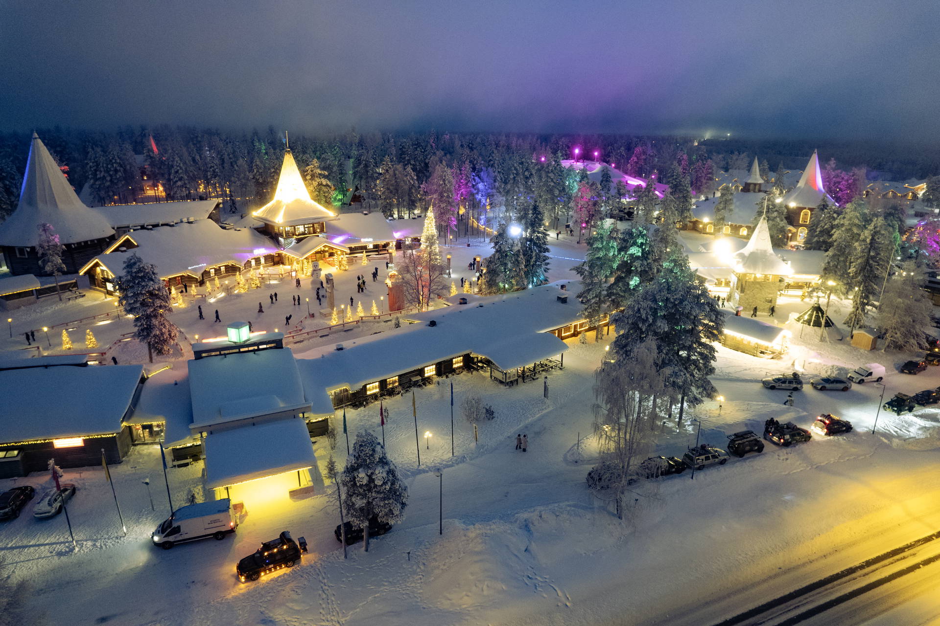 Nocny widok na wioskę Świętego Mikołaja w Rovaniemi, Finlandia.