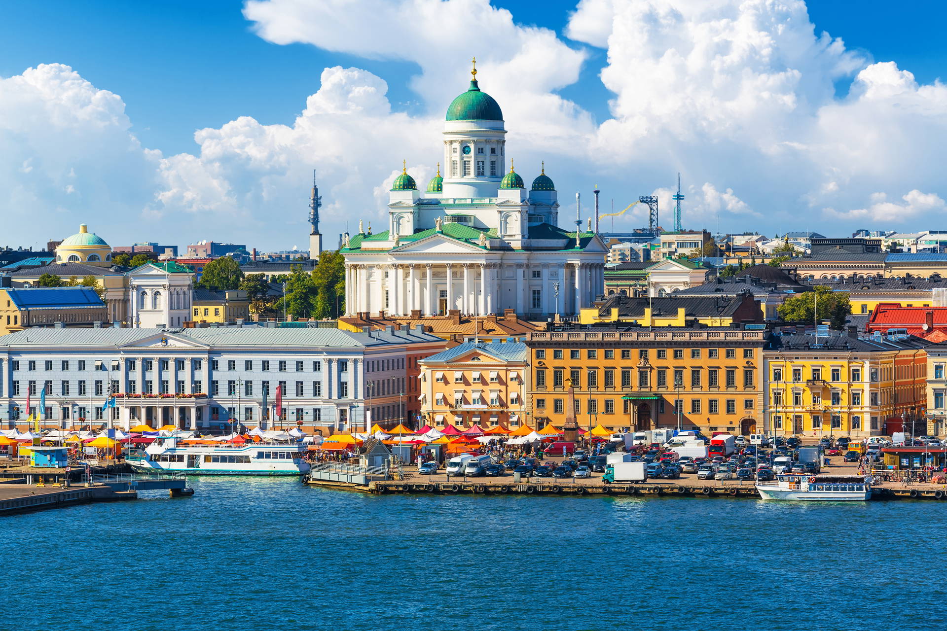 Panorama Helsinek z katedrą w tle.