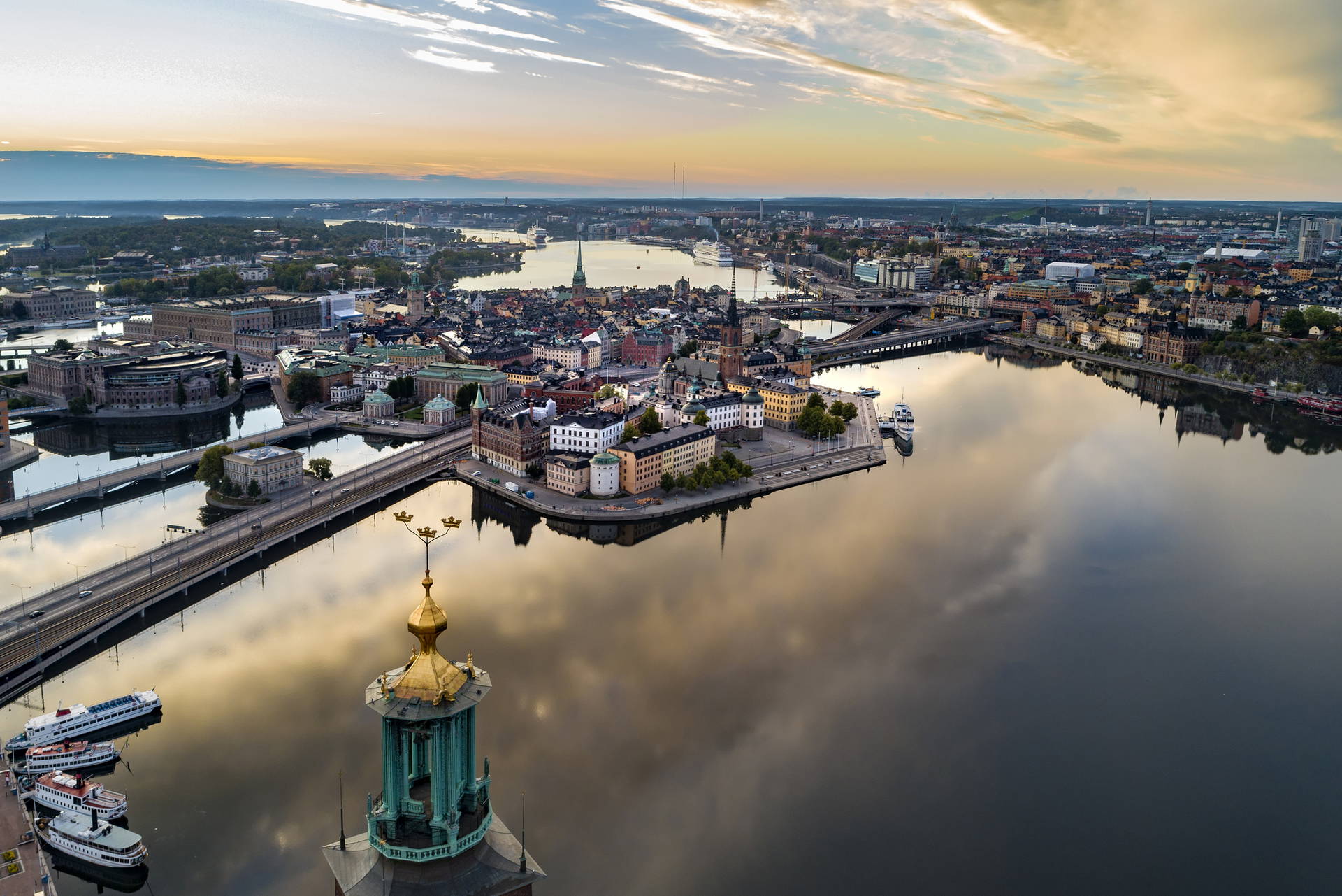 Panorama Sztokholmu z widocznym ratuszem.