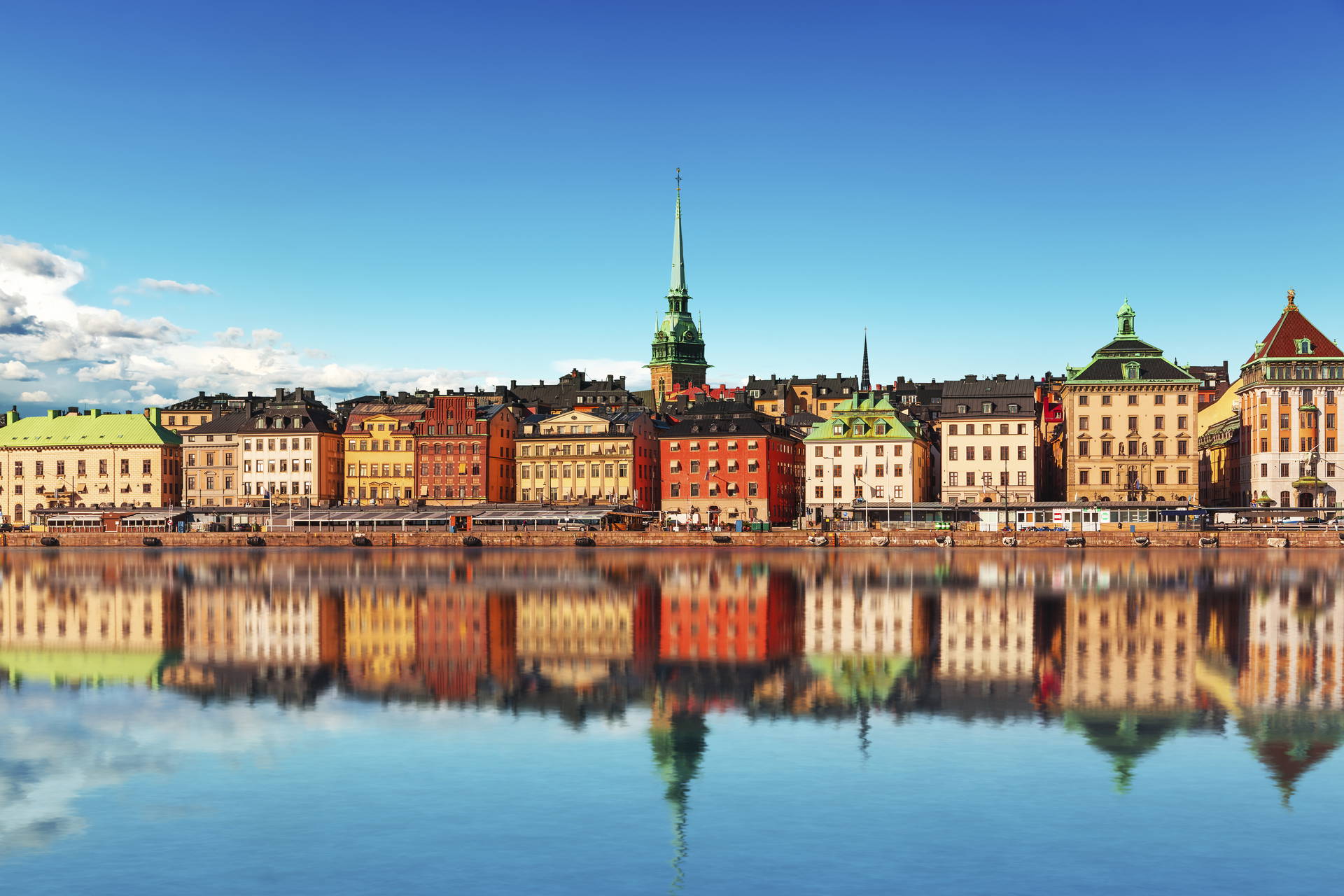 Panorama Sztokholmu odbijająca się w wodzie.