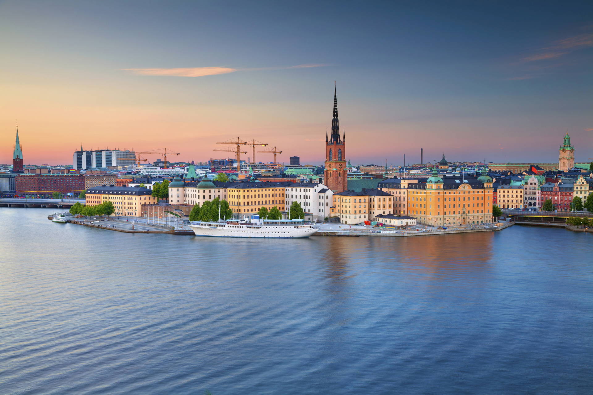 Panorama Sztokholmu z wyspą Riddarholmen i kościołem Riddarholmskyrkan.