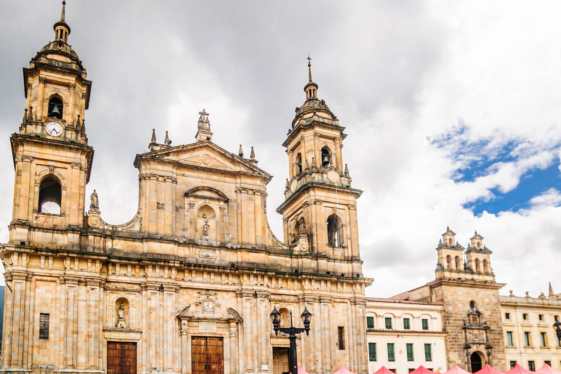 Bogota: Bazylika Prymasowska z wysokimi, kamiennymi wieżami.