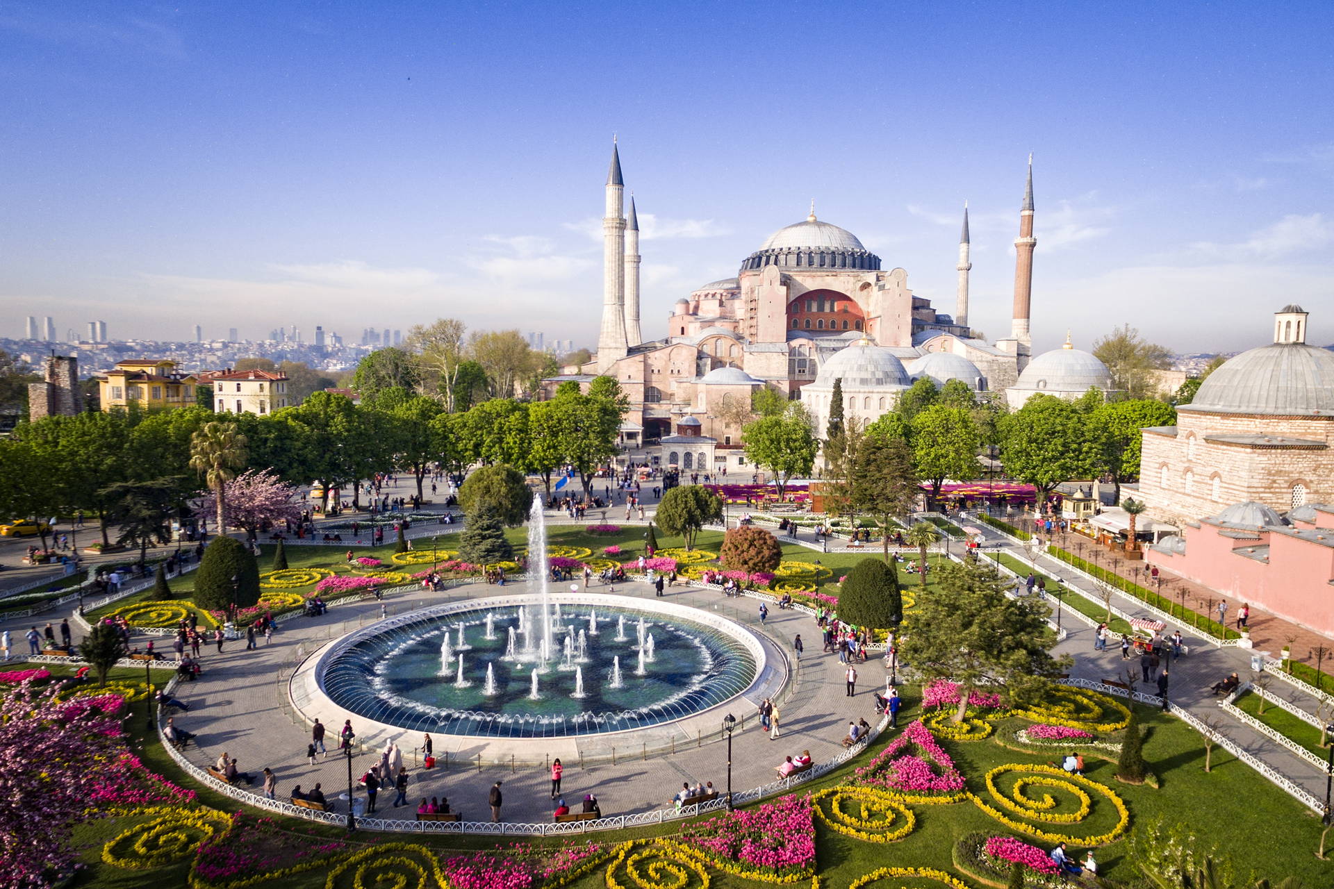 Hagia Sophia w Stambule i fontanna na pierwszym planie.