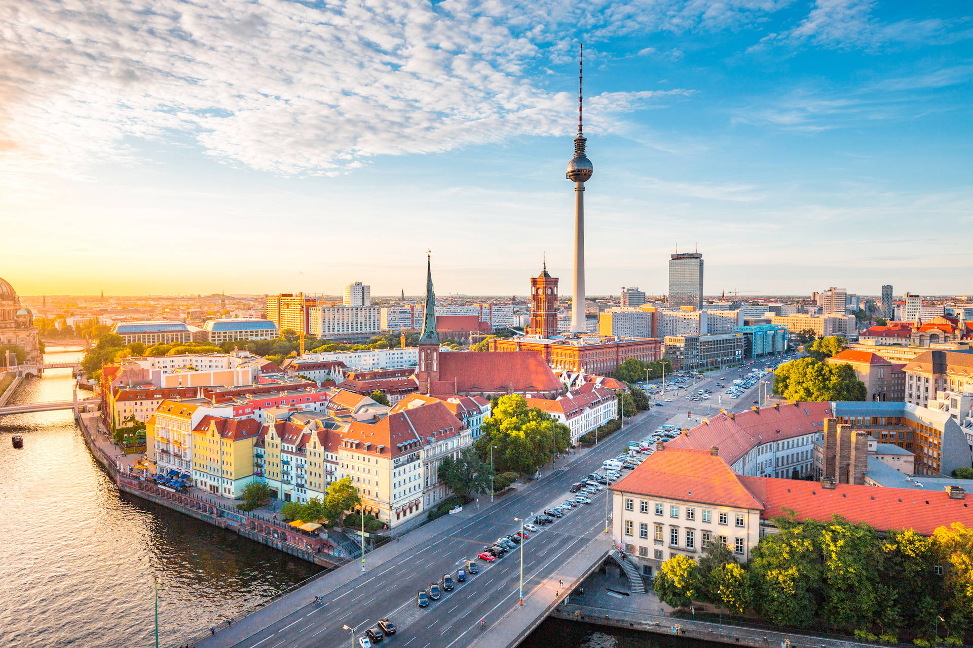 Panorama Berlina z wieżą telewizyjną i rzeką.