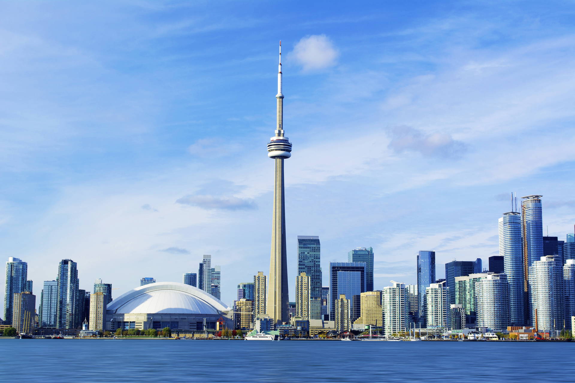 Panorama Toronto z wieżą CN Tower i stadionem Rogers Centre.