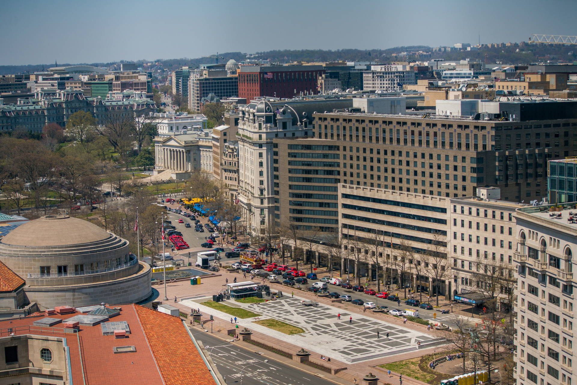 Panorama Waszyngtonu z budynkami rządowymi i pomnikami w tle.