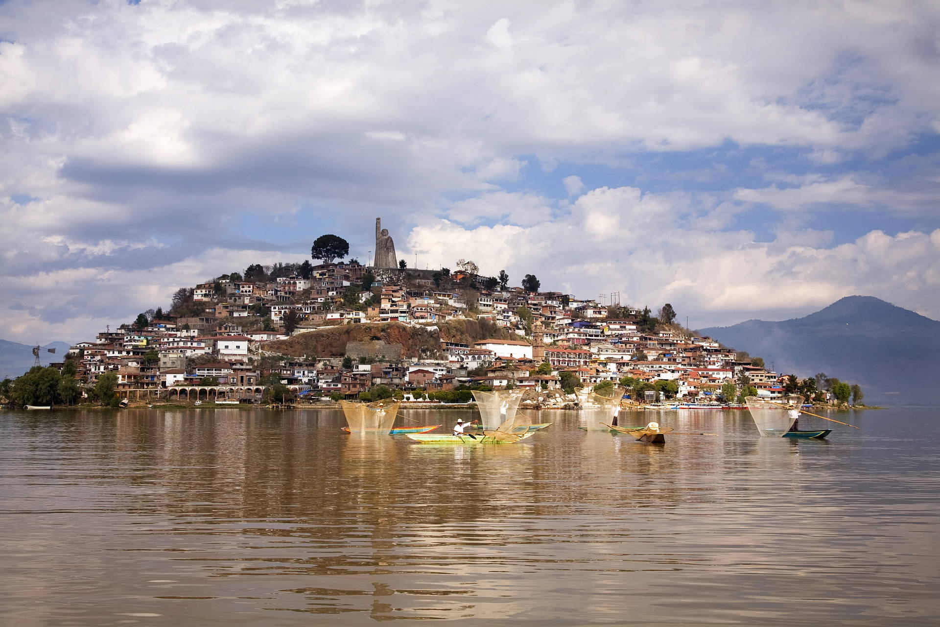 Jezioro Pátzcuaro i wyspa Janitzio w Meksyku.