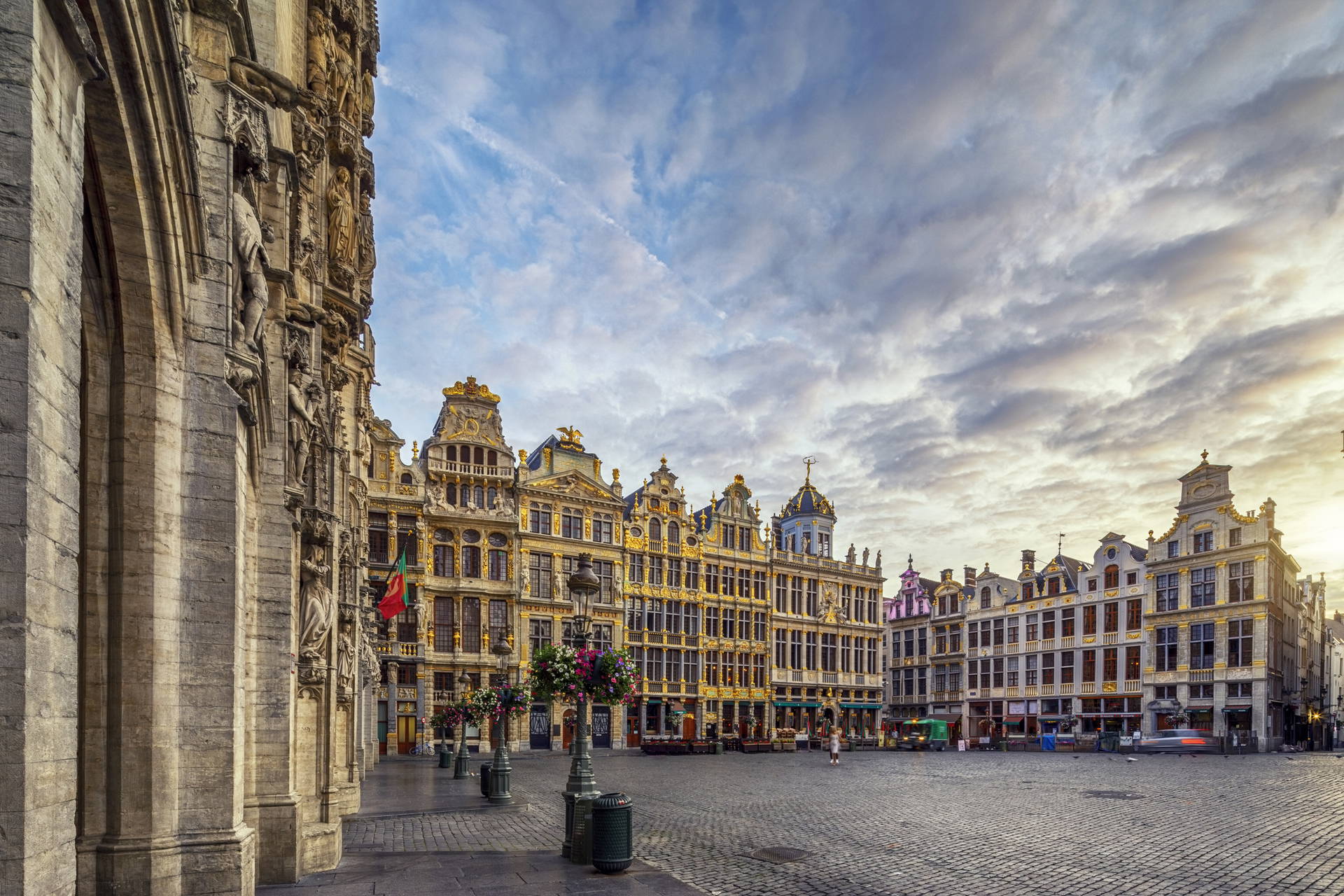 Grand Place w Brukseli i widok na zabytkowe budowle.