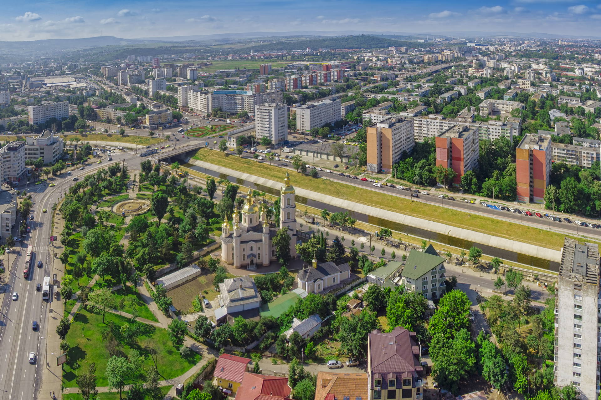 Panorama miasta z cerkwią z kopułami.