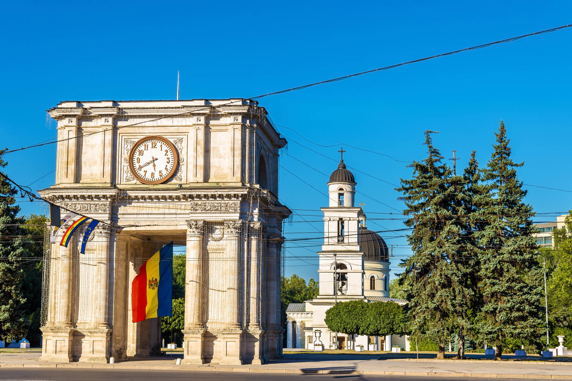 Łuk Triumfalny z soborem Narodzenia Pańskiego w tle, Kiszyniów.