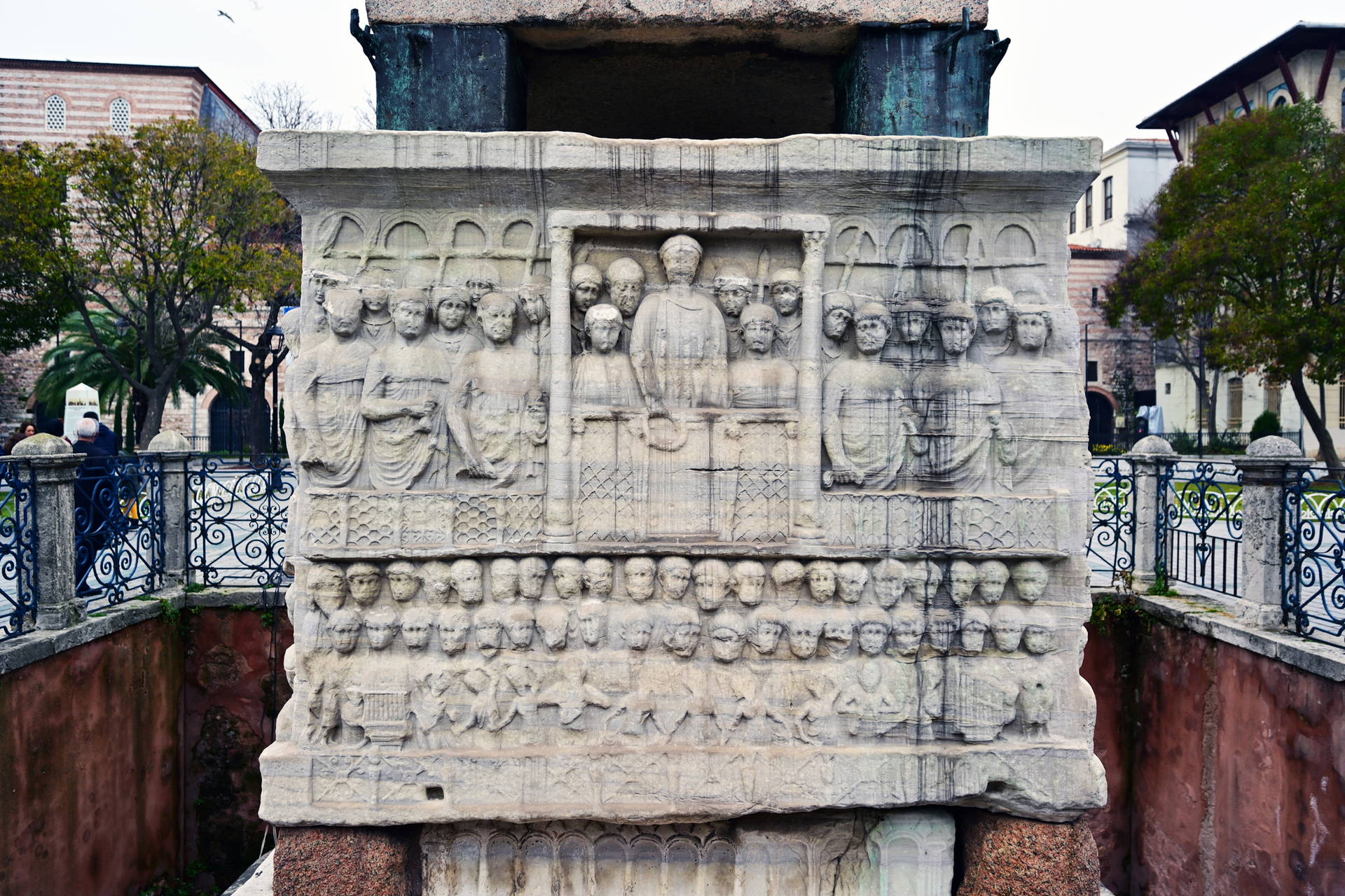 Relief u podstawy Kolumny Wężowej w Stambule.
