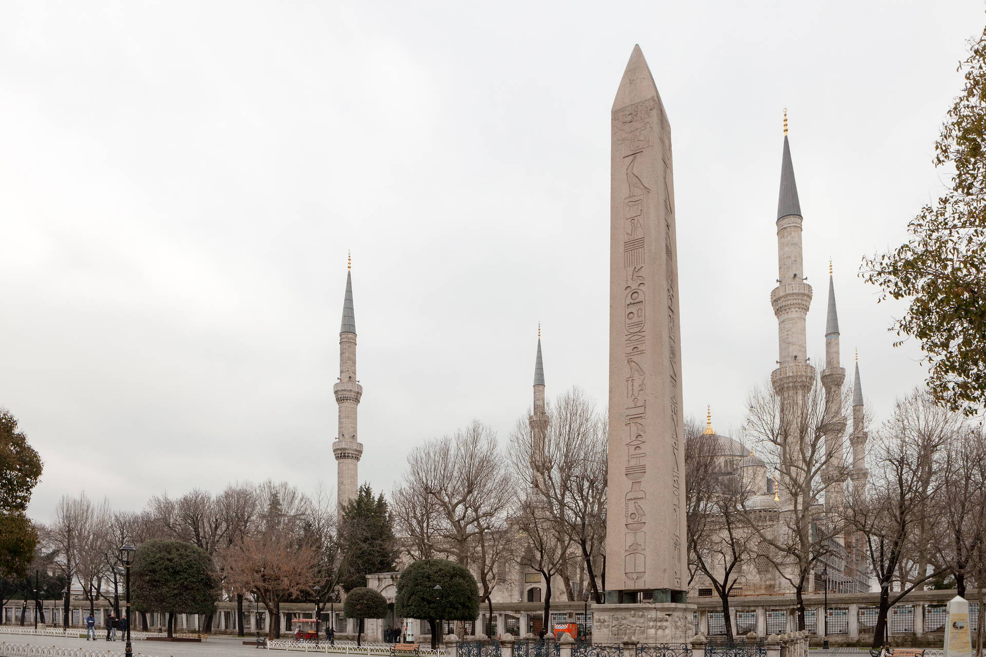 Obelisk Teodozjusza na tle Błękitnego Meczetu w Stambule.