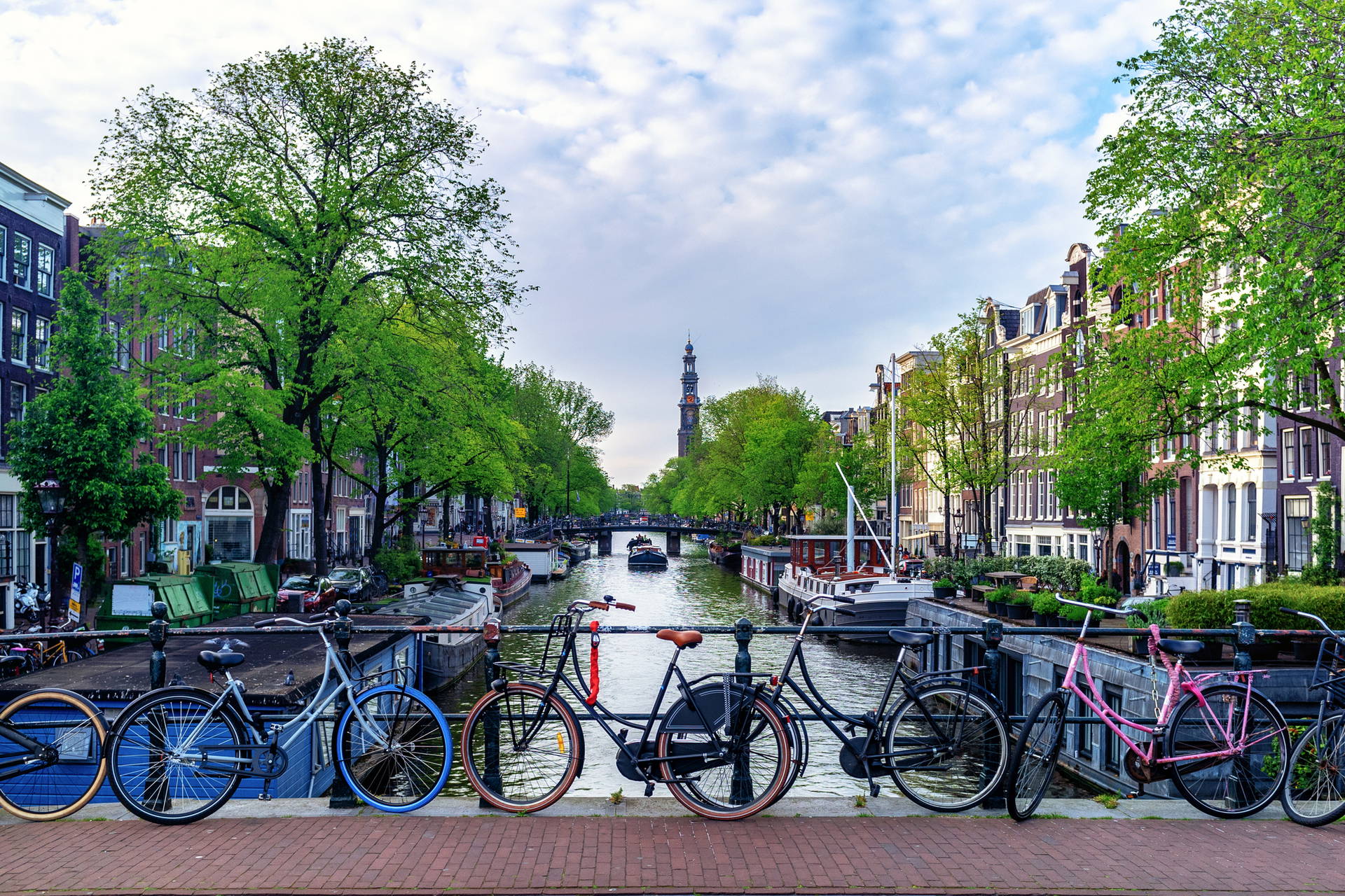 Kanał w Amsterdamie z rowerami na pierwszym planie.