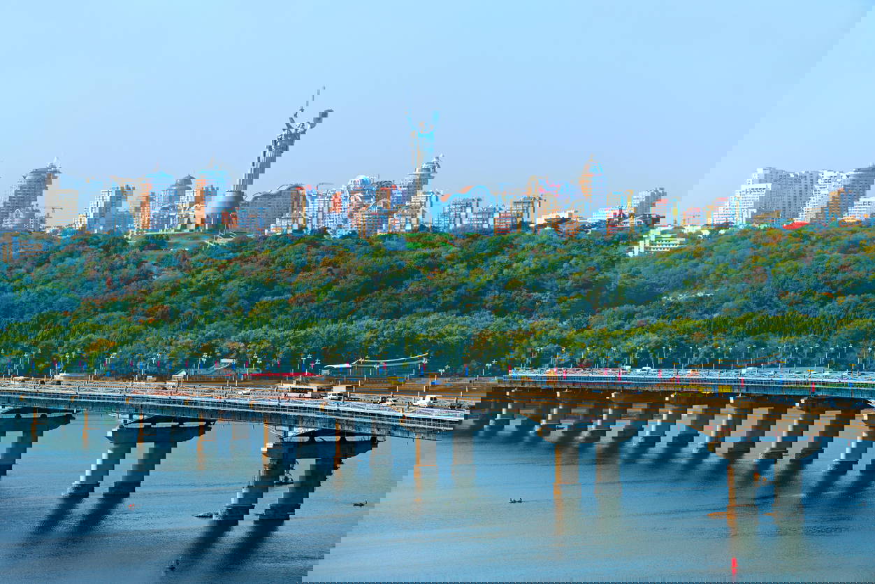 Panorama Kijowa z pomnikiem Matki Ojczyzny i mostem na Dnieprze.