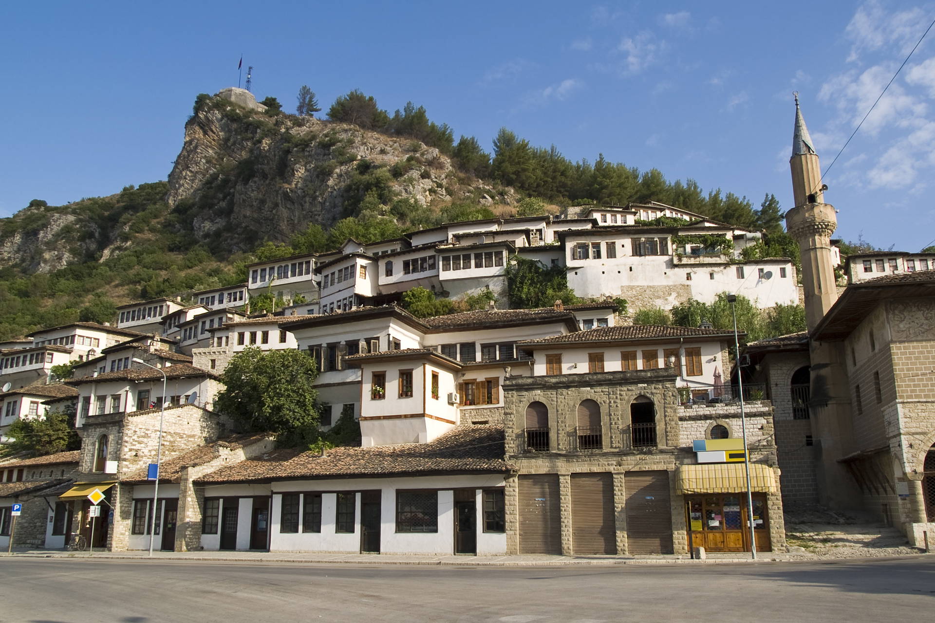 Berat, Albania. Widok na białe domy na wzgórzu i minaret.