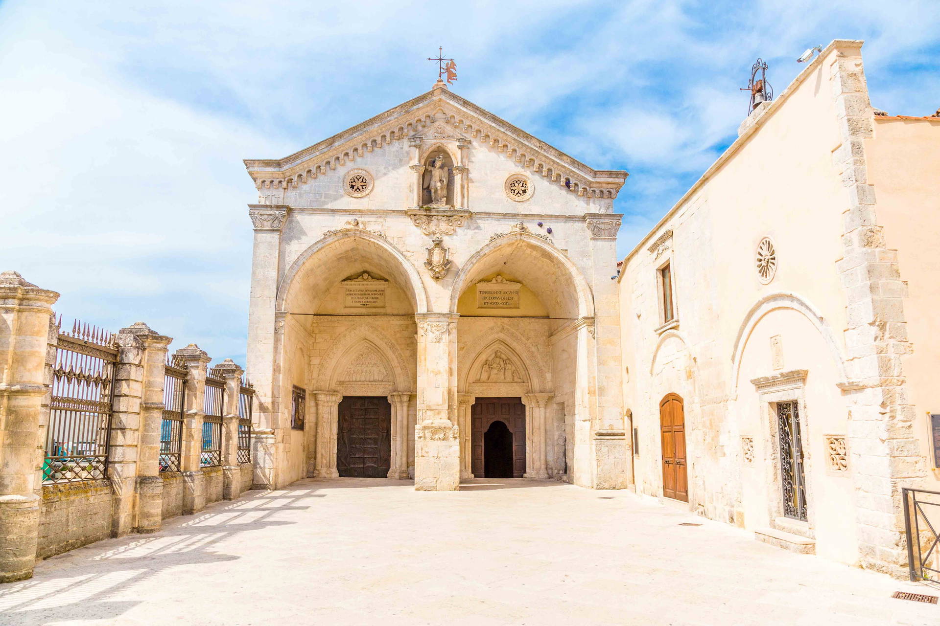 Fasada bazyliki Santa Maria Maggiore w Monte Sant'Angelo.