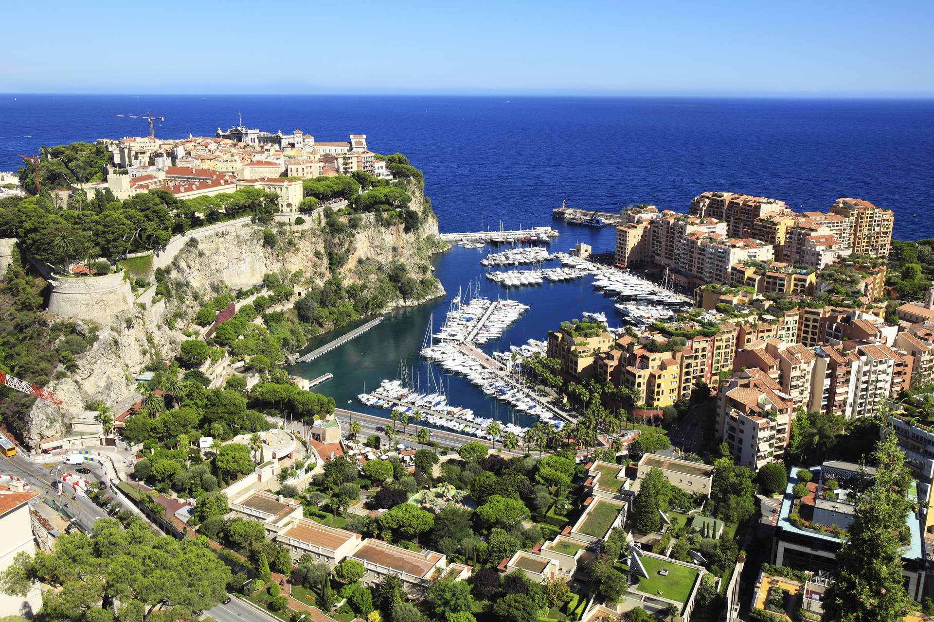Widok z góry na port jachtowy w Monako.