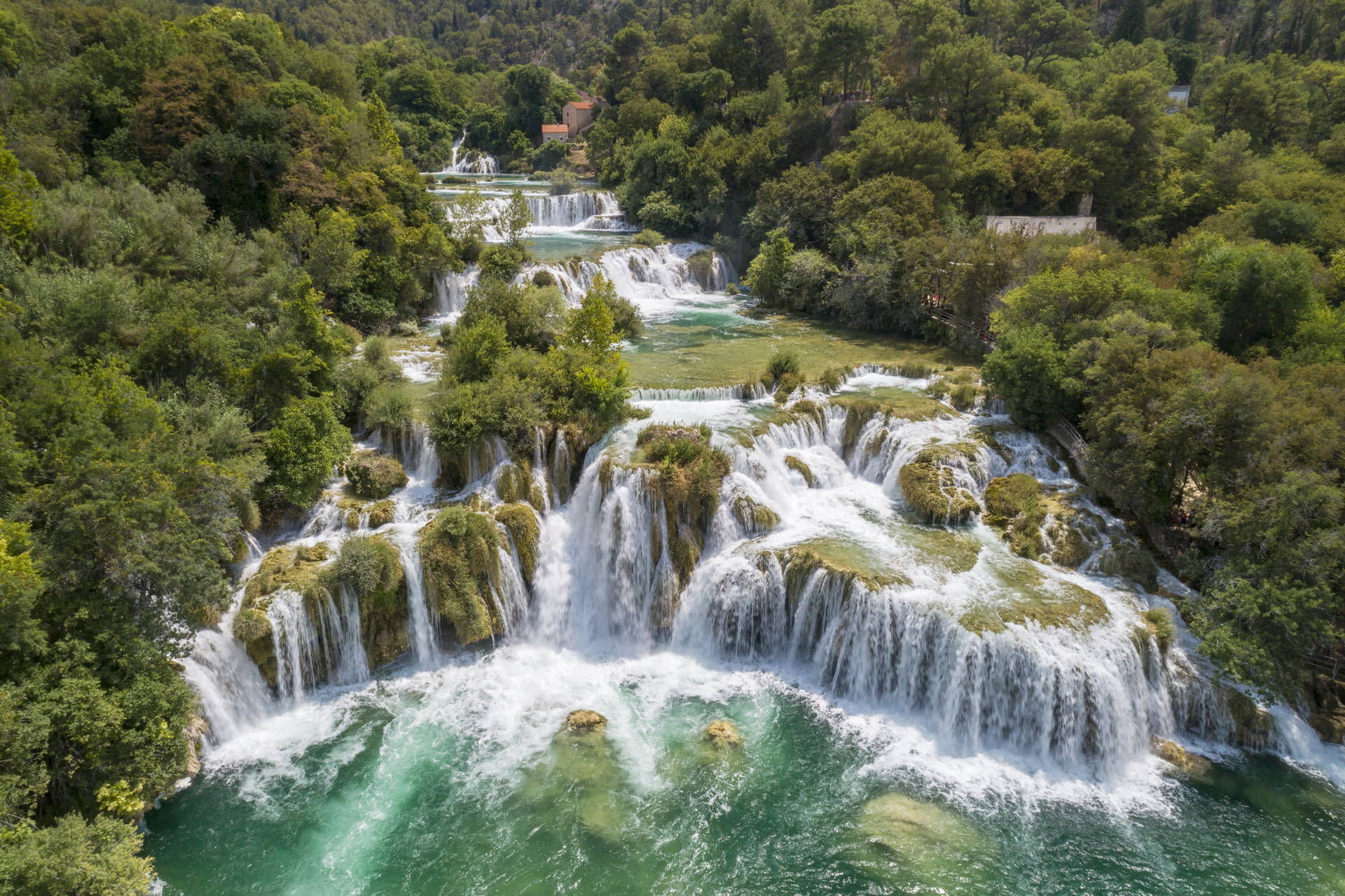 Wodospady Krka w Chorwacji z lotu ptaka.