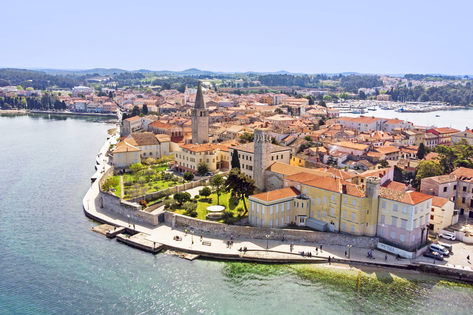 Panorama chorwackiego miasta Poreč z lotu ptaka.