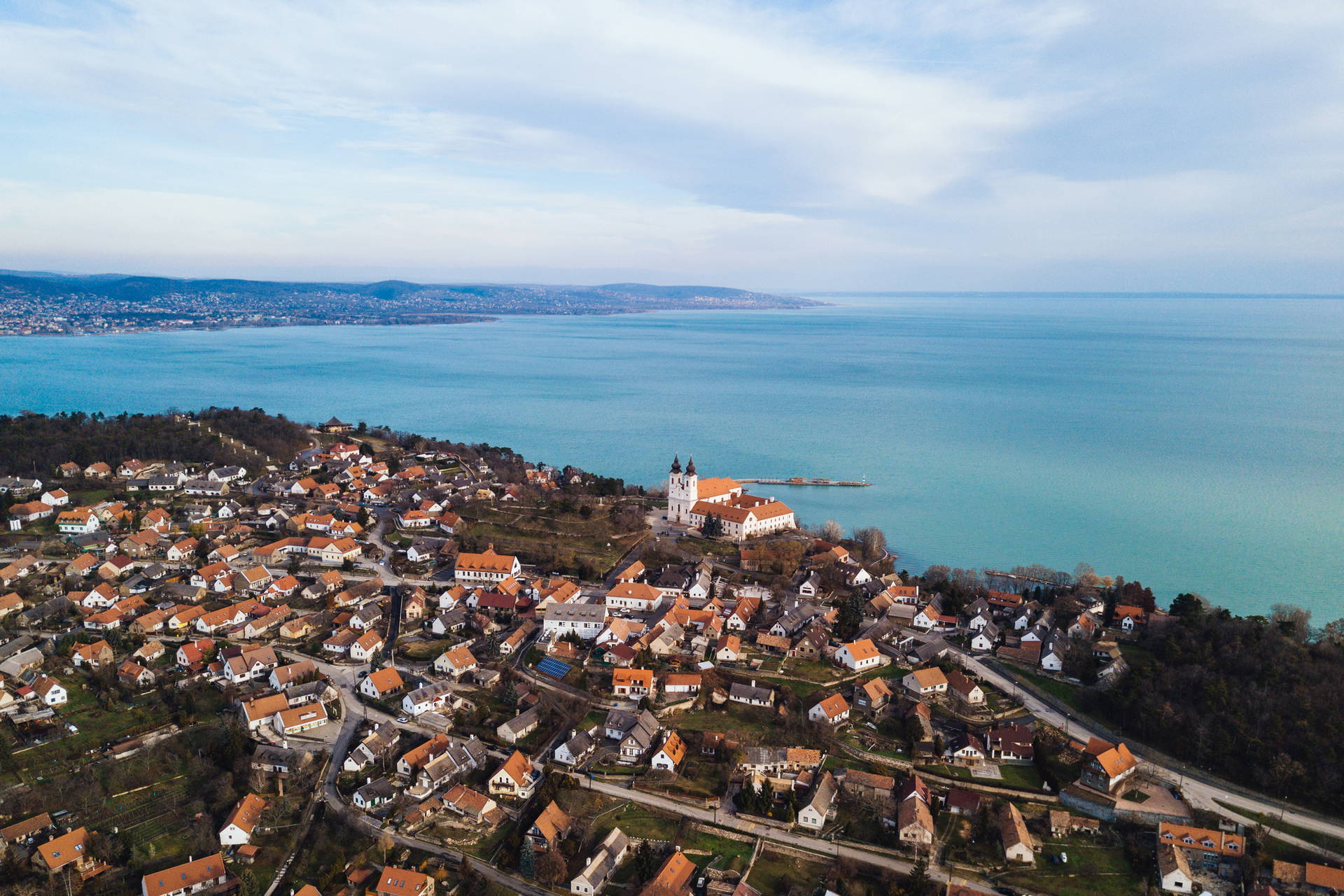 Opactwo Tihany i Balaton na Węgrzech z lotu ptaka.