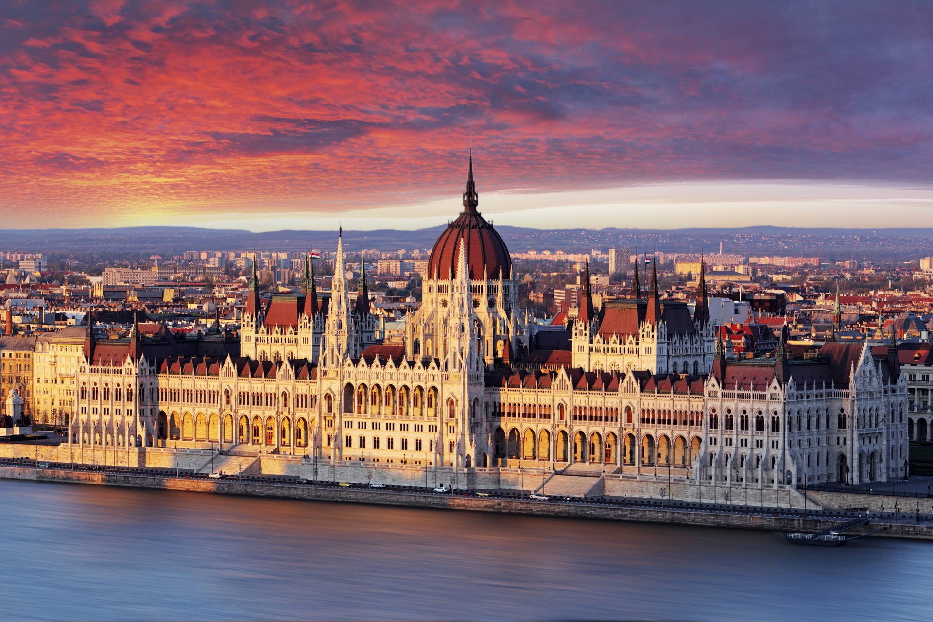 Parlament Węgierski w Budapeszcie o zachodzie.