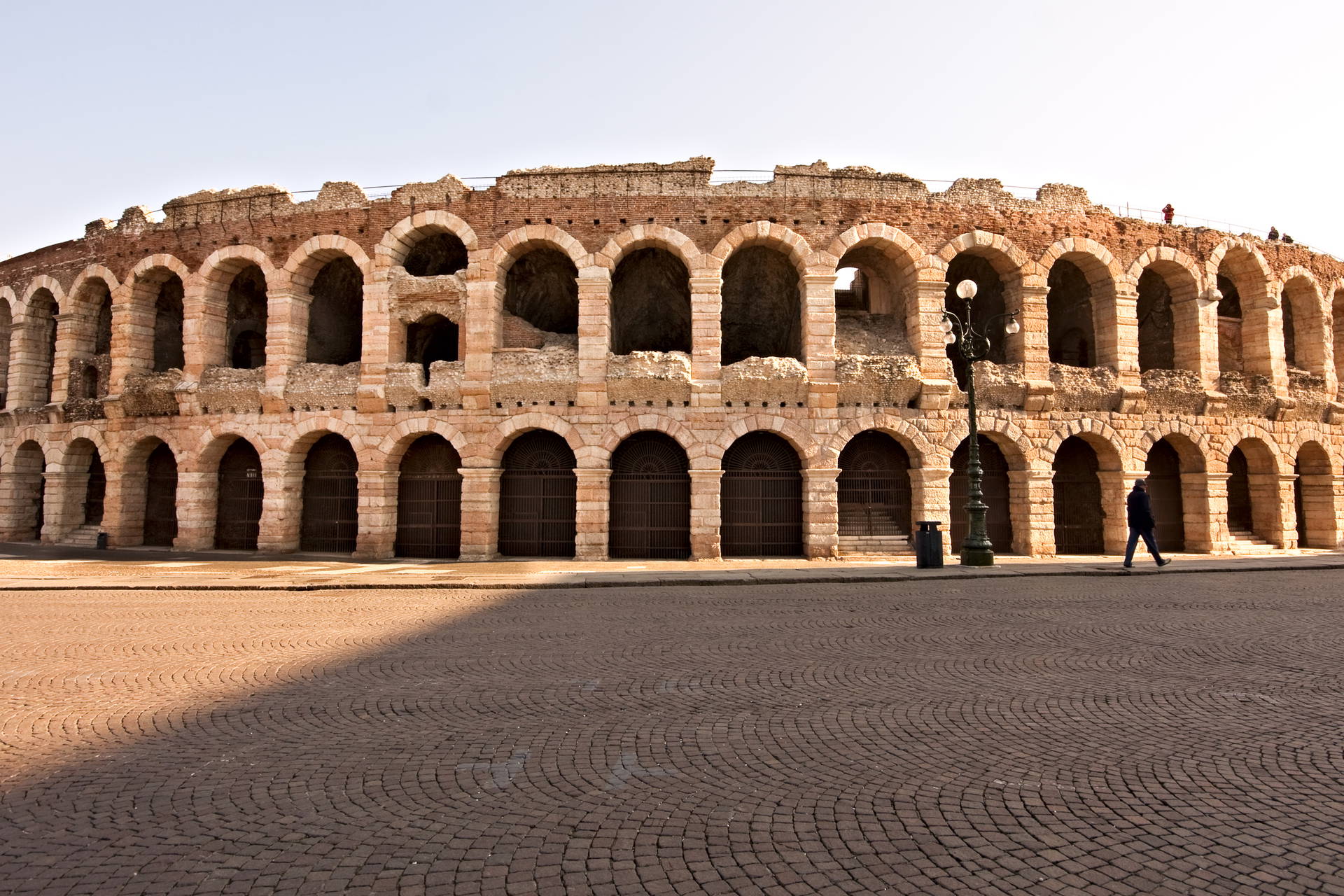 Arena w Weronie, widok na zewnętrzną ścianę.