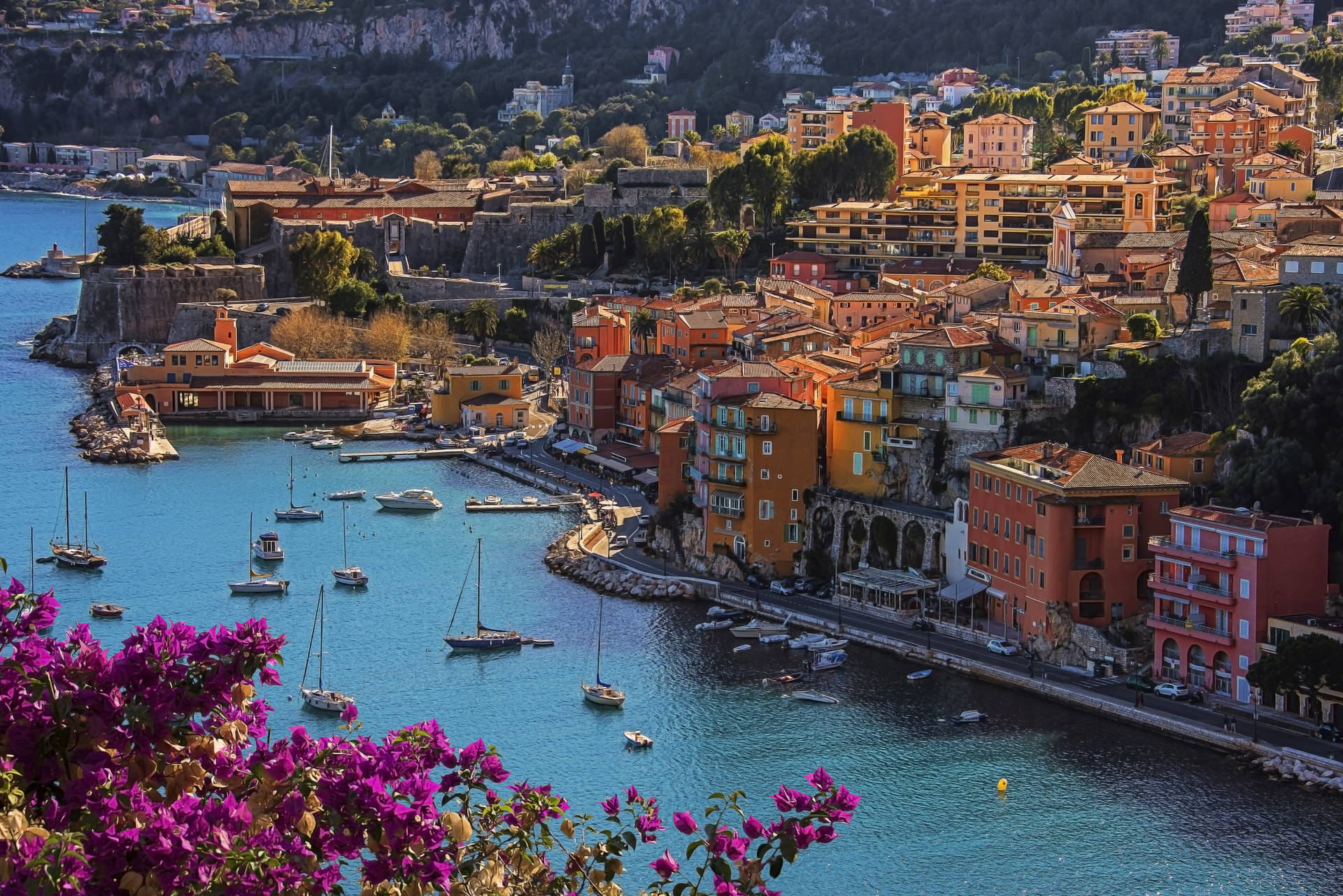 Villefranche-sur-Mer: łodzie na wodzie i zabudowa miejska w tle.