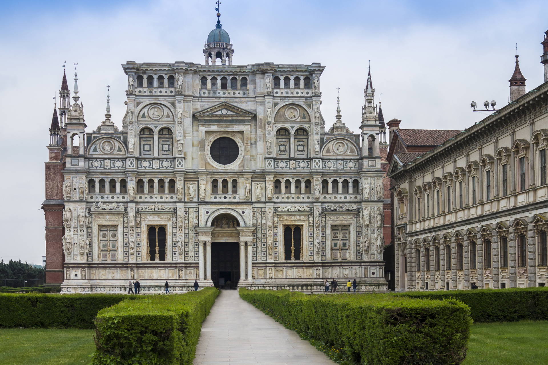 Fasada Certosa di Pavia i aleja krzewów.