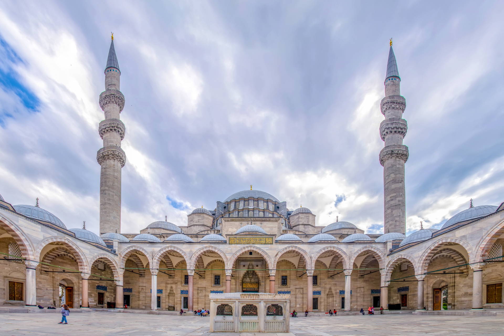Dziedziniec Meczetu Sulejmana w Stambule z arkadami i minaretami.