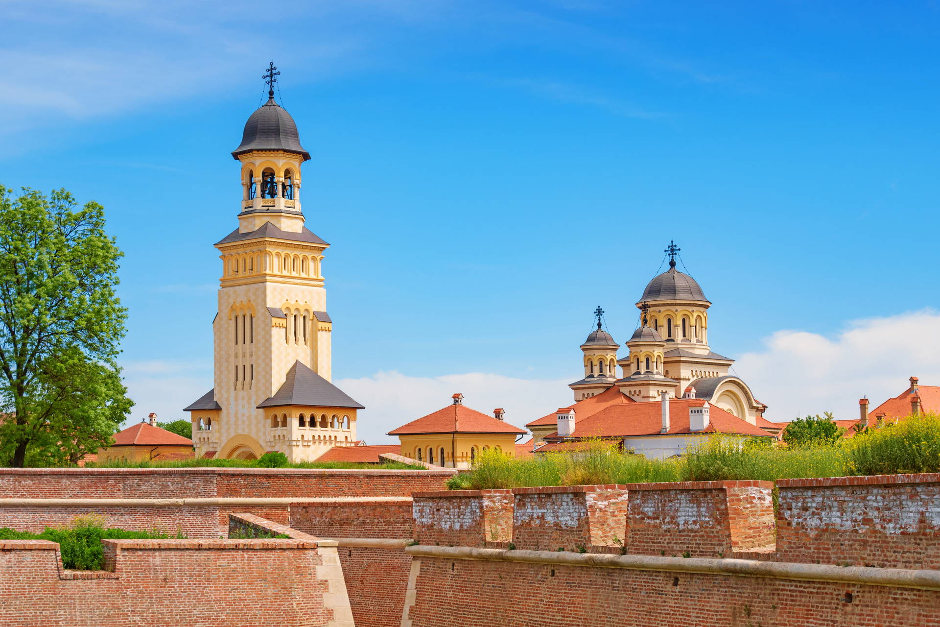 Katedra Koronacyjna za murami twierdzy w Alba Iulia.