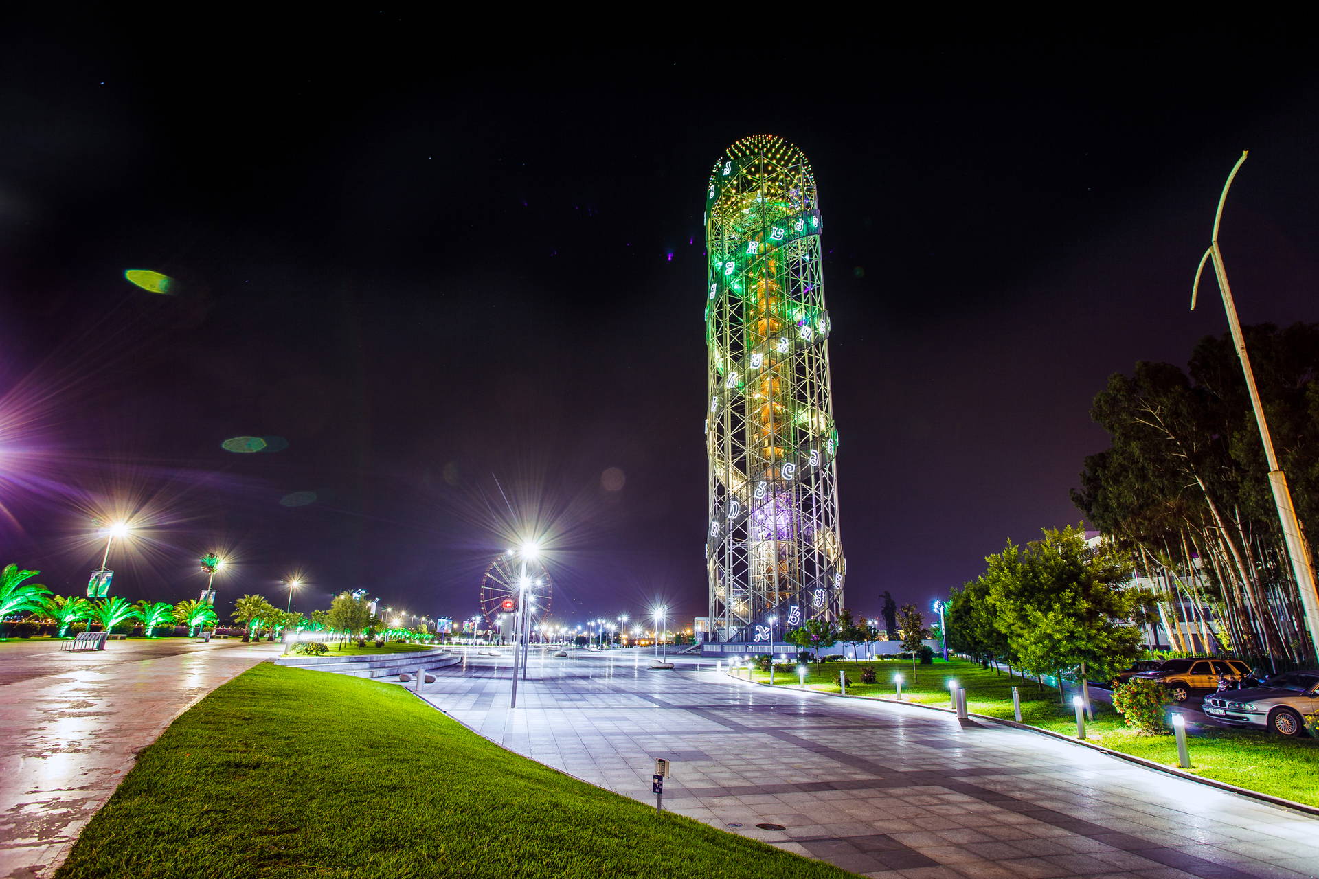 Wieża Alfabetu w Batumi oświetlona nocą.