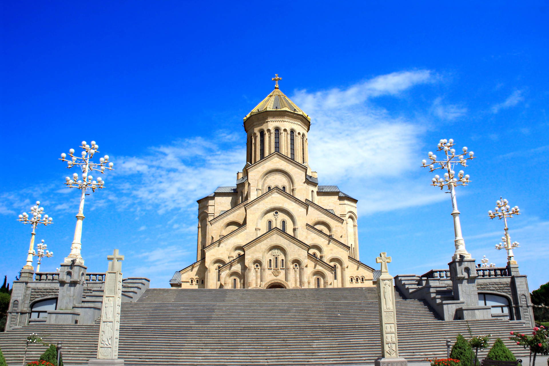 Katedra w Tbilisi na tle błękitnego nieba.