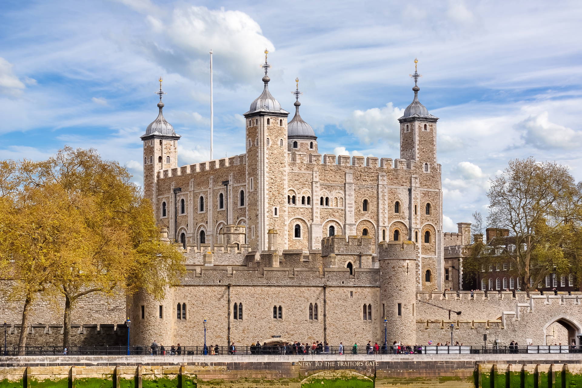 Tower of London, kamienny zamek z wieżami.