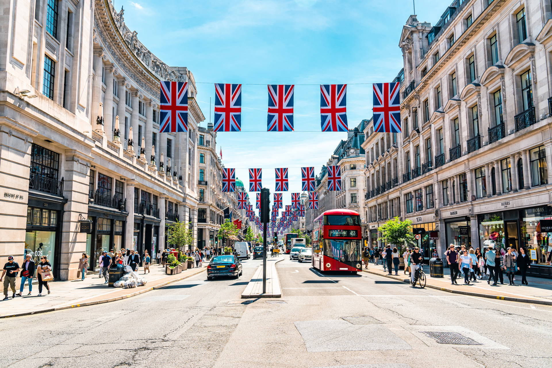 Ulica Regent Street w Londynie udekorowana brytyjskimi flagami.