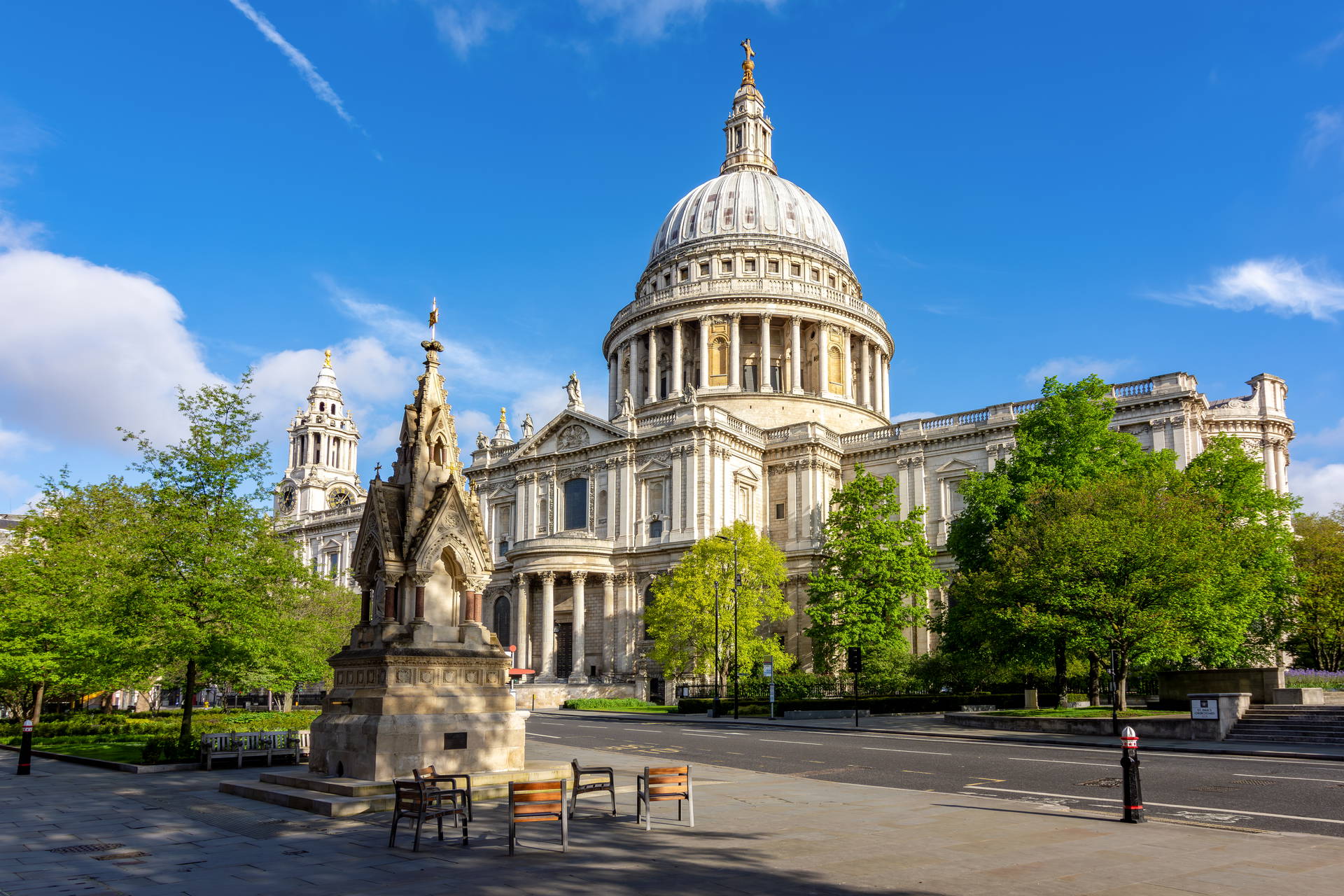 Katedra Świętego Pawła w Londynie w słońcu.