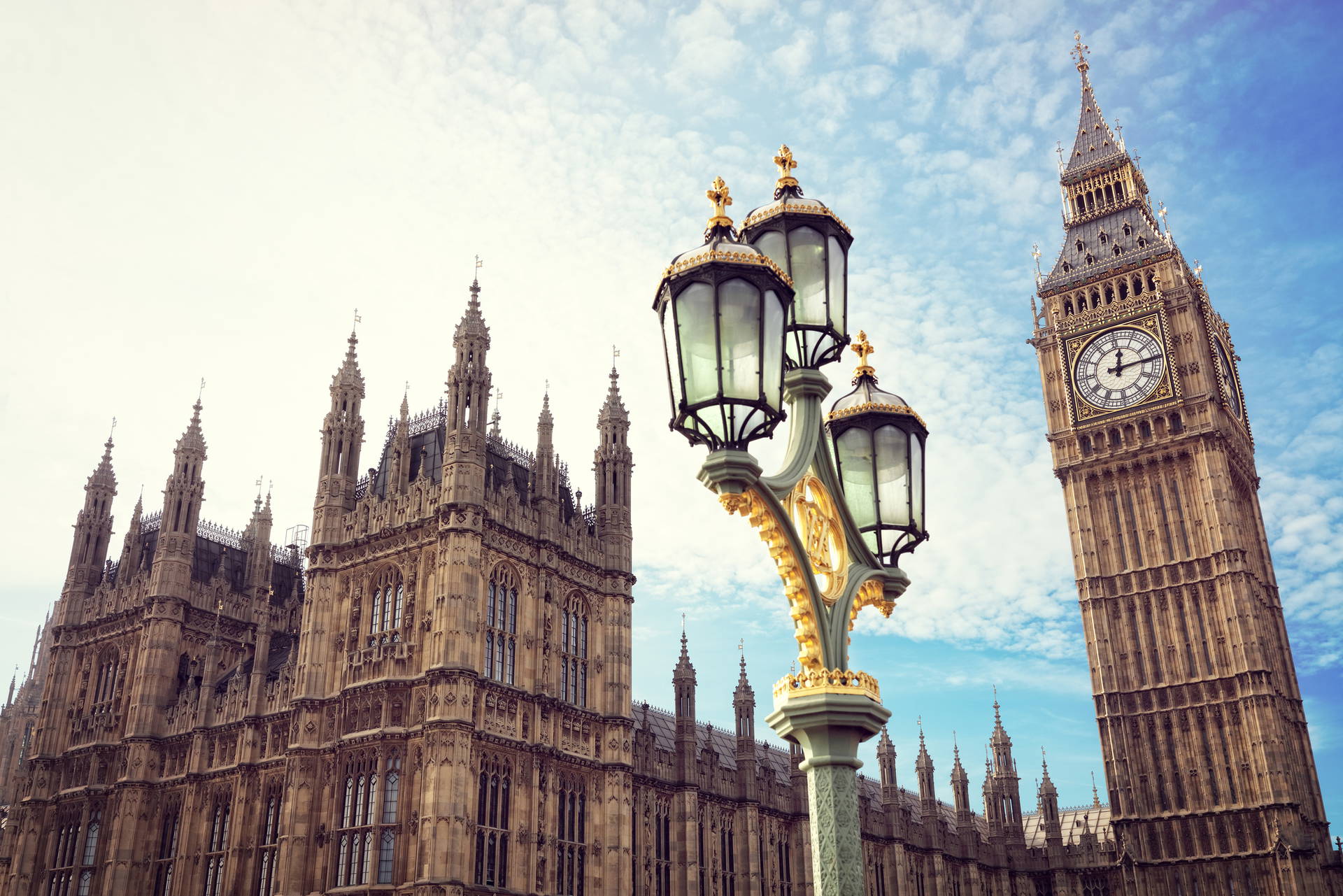 Big Ben i budynki Parlamentu w Londynie widziane zza latarni.