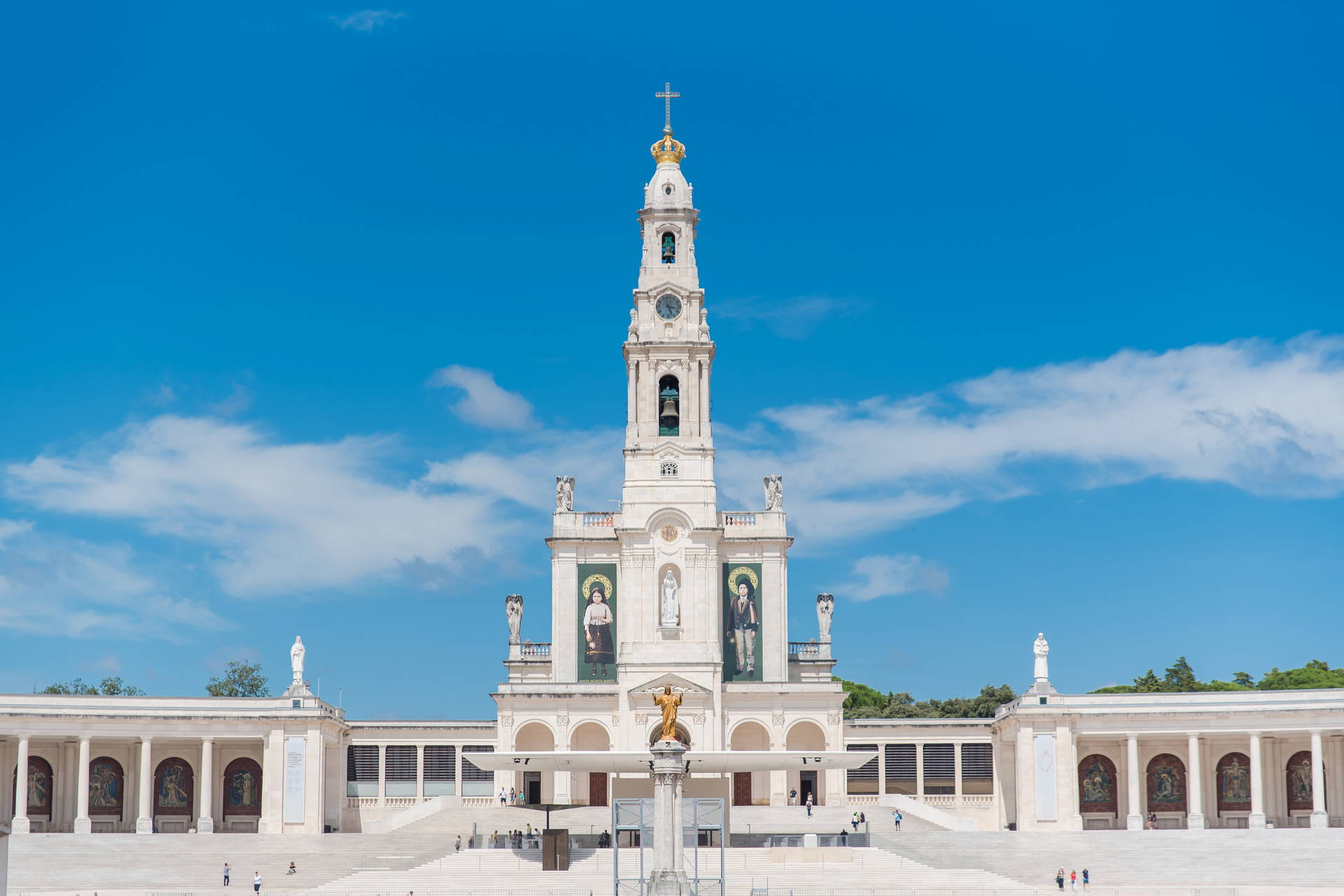 Fasada Bazyliki Matki Bożej Różańcowej w Fatimie.