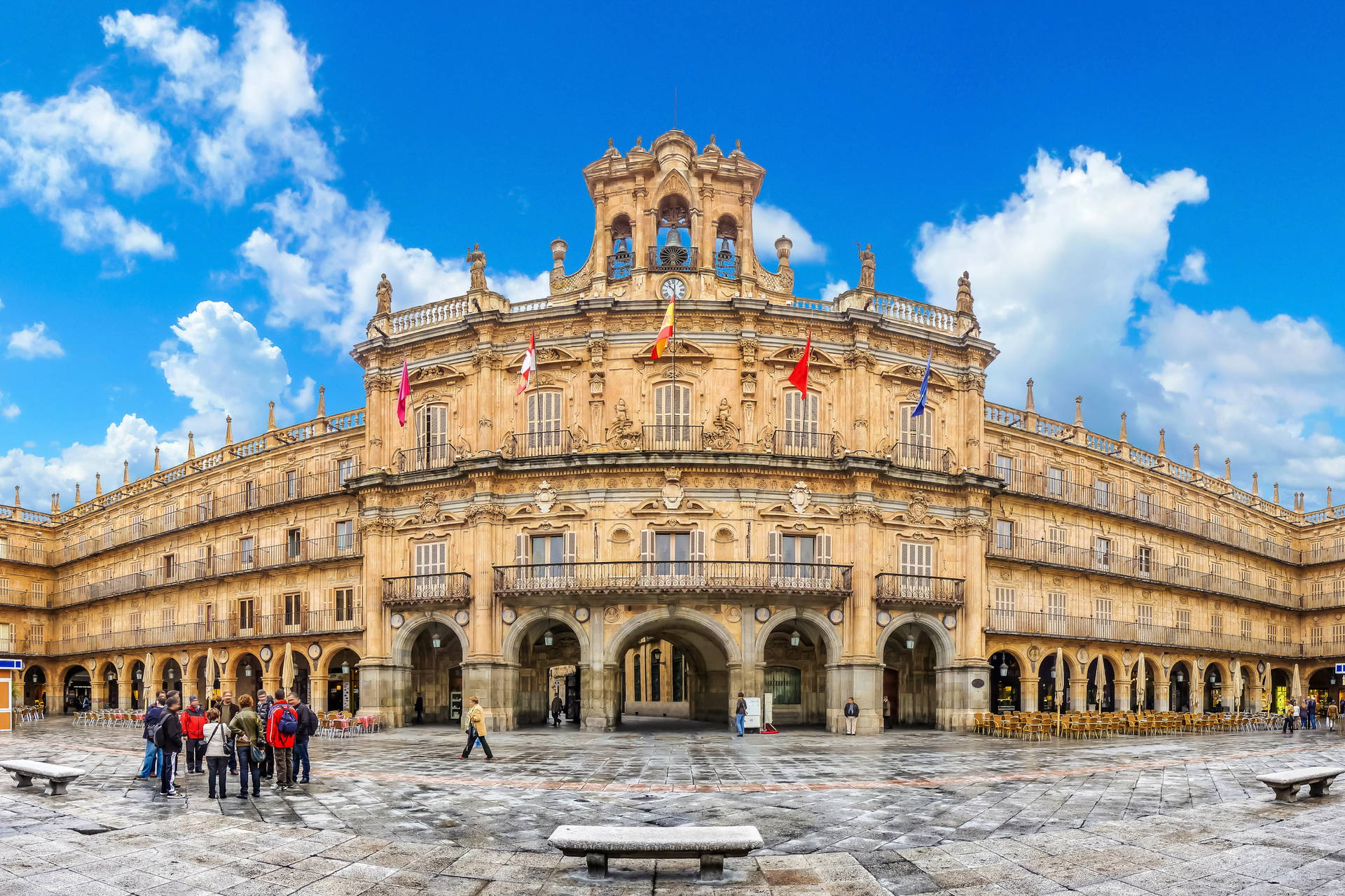 Panorama Plaza Mayor w Salamance w słoneczny dzień.