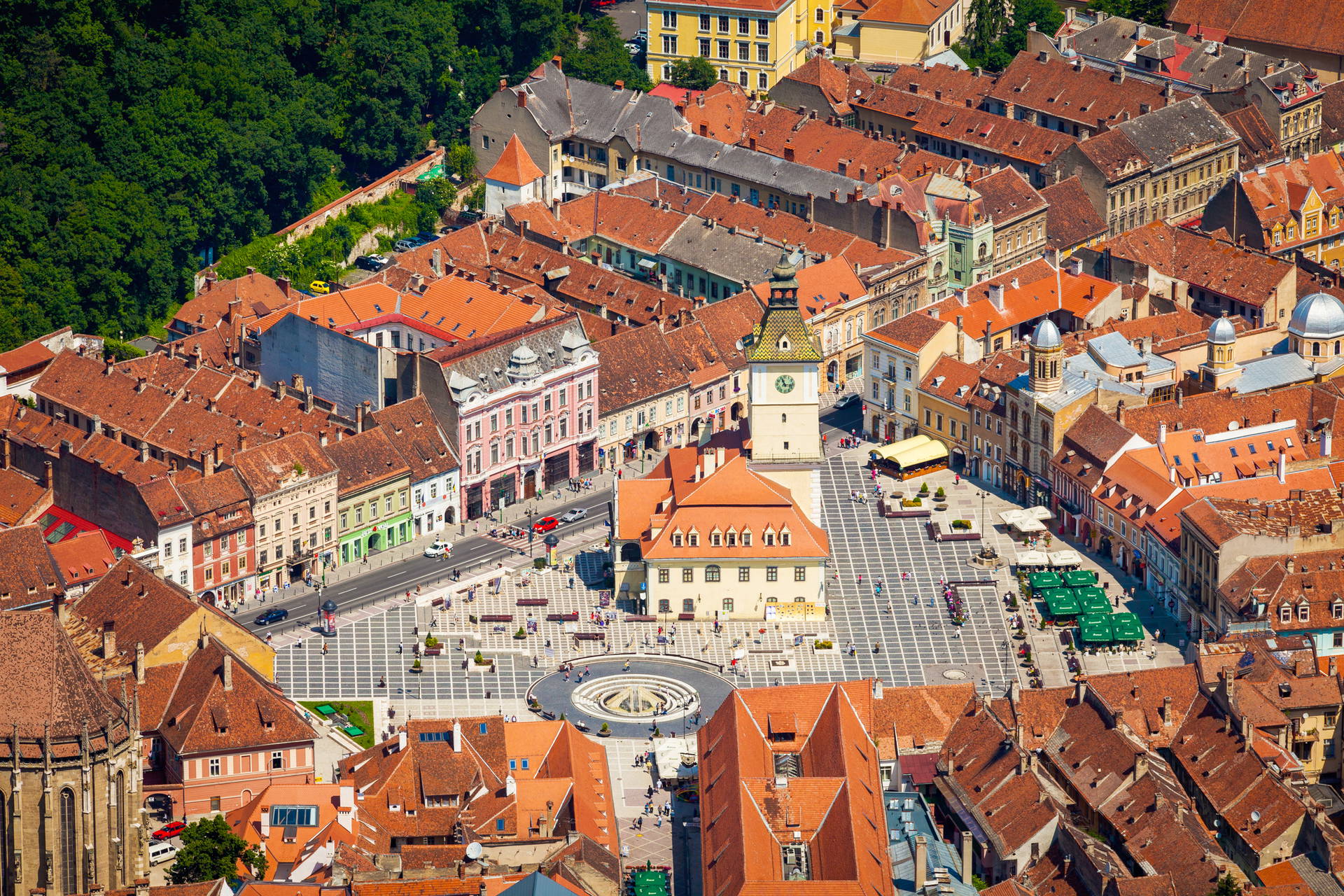 Rynek Główny w Braszowie w Rumunii, widok z góry na czerwone dachy budynków.